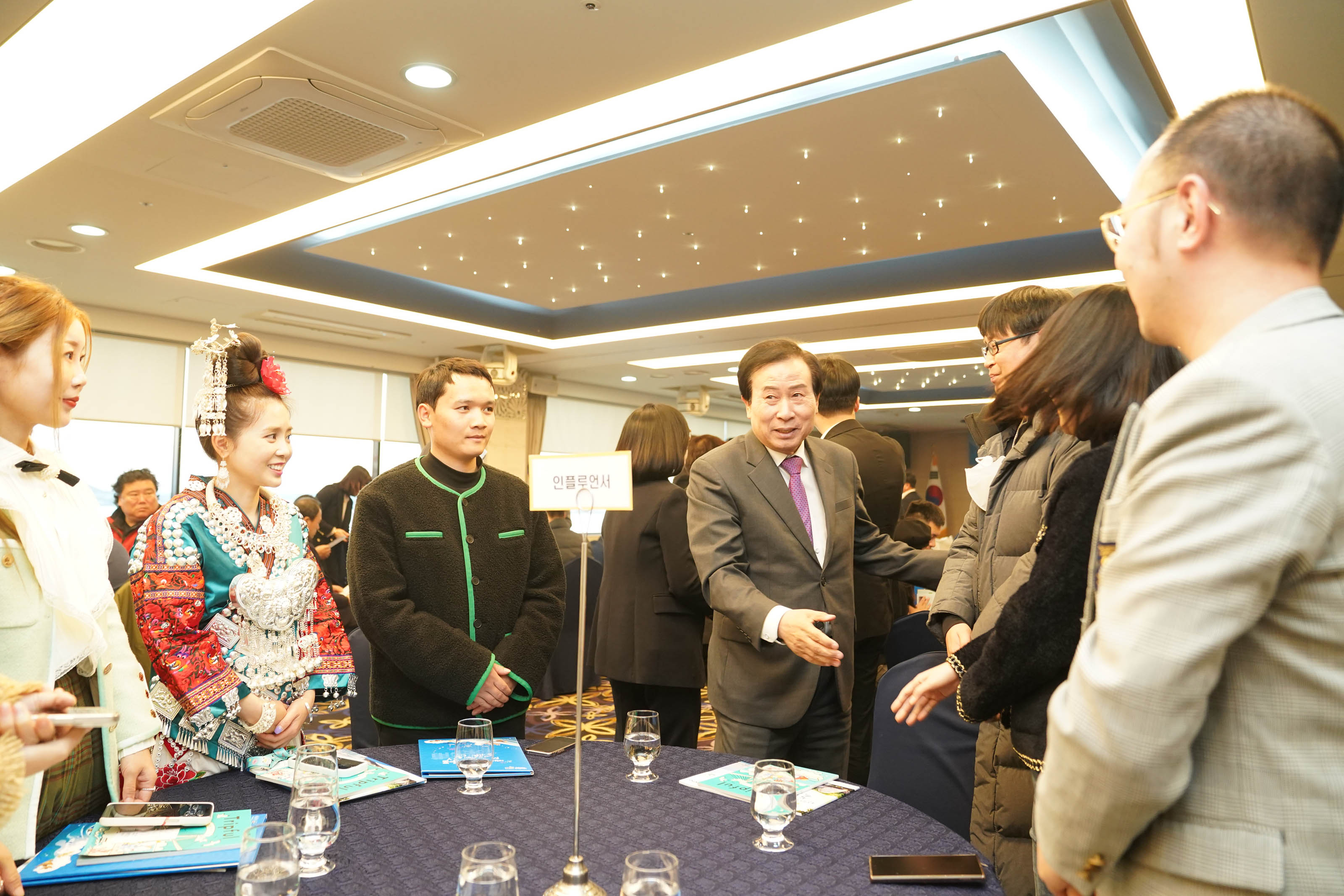 호텔 연회장 인플루언서 자리에서 박홍률 목포시장과 중국 국영여행그룹 인원들과 대화를 나누는 모습