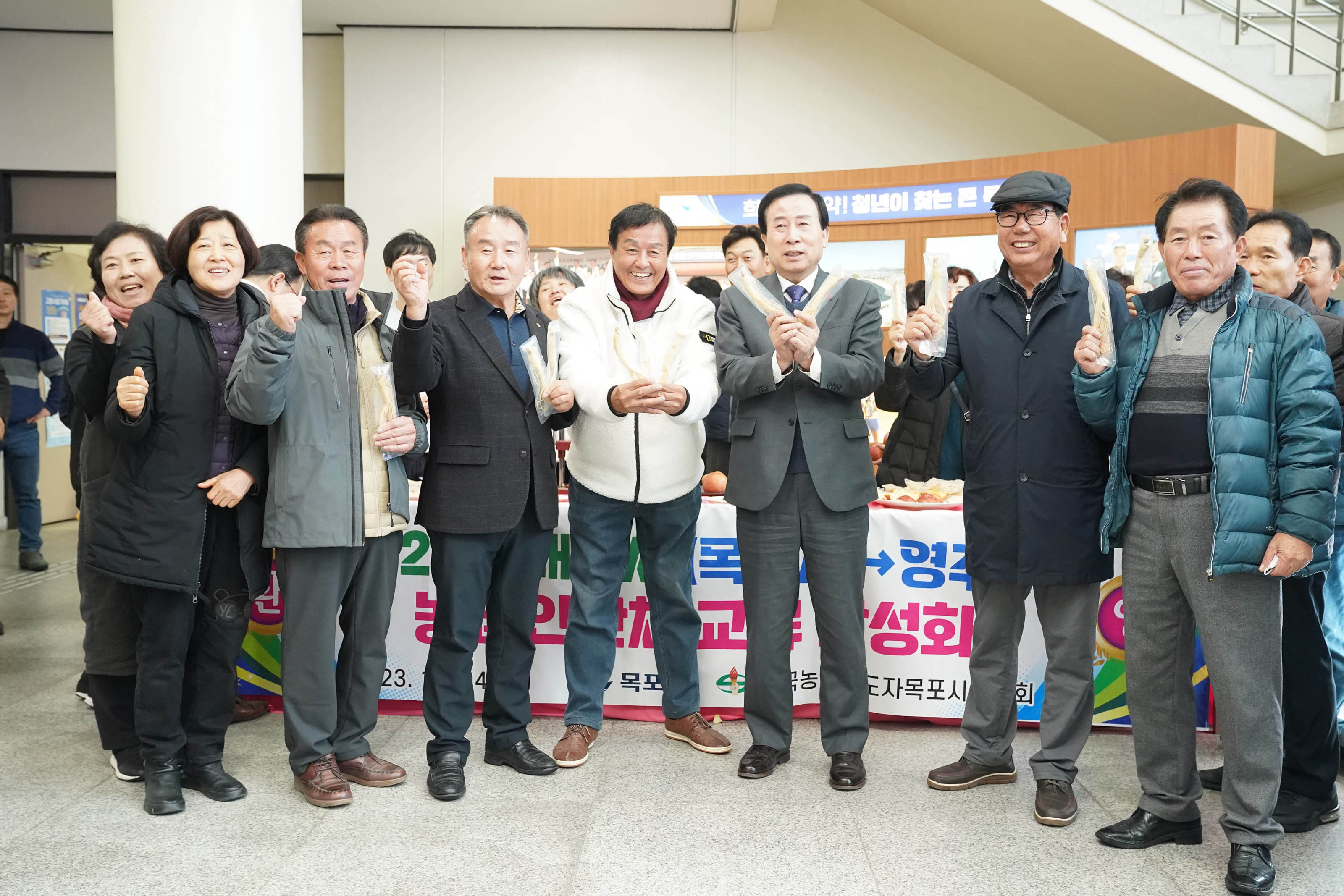 농특산품을 들고 있는 관계자들과 박홍률 목포시장
