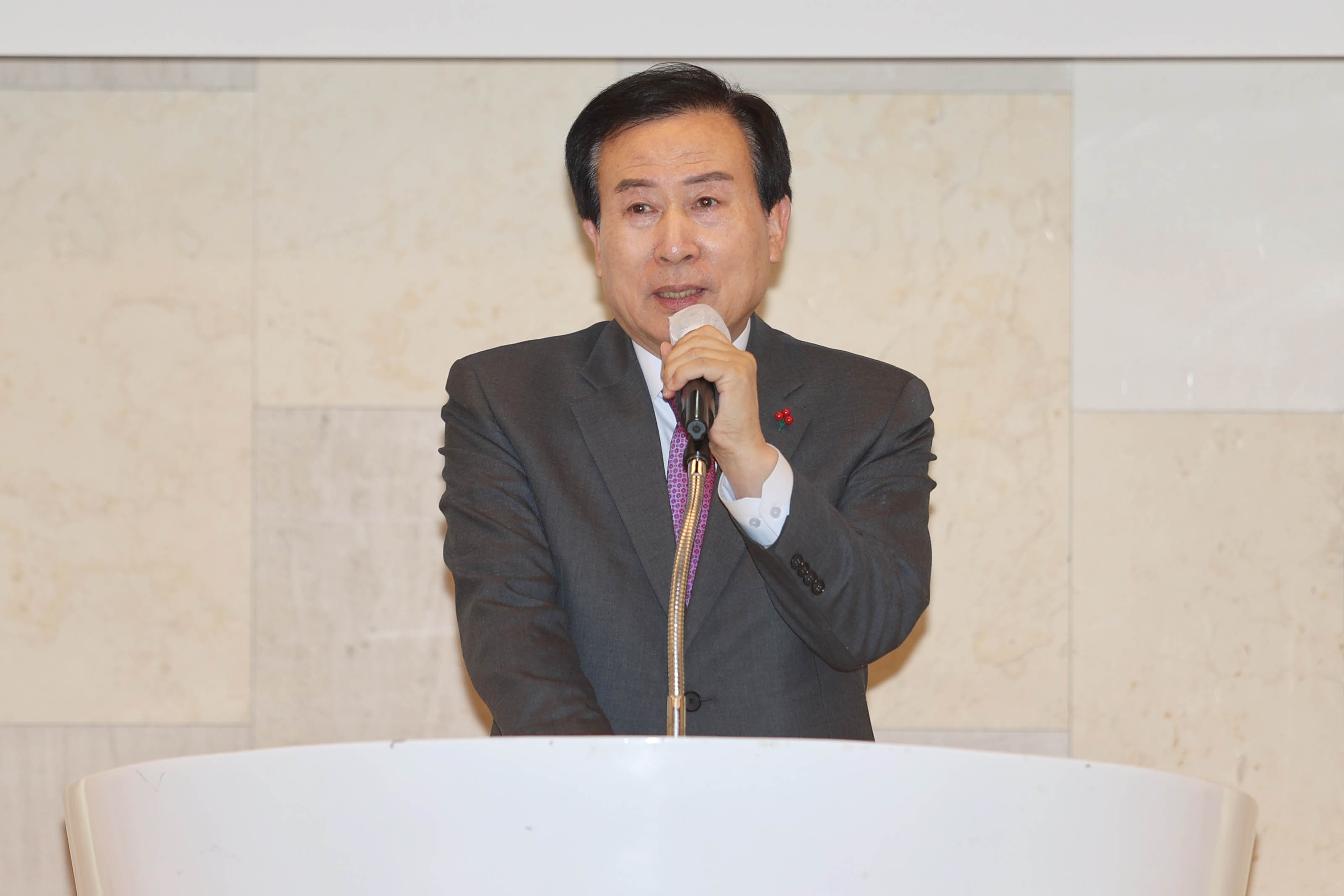 연단에서 마이크를 잡고 연설하는 박홍률 목포시장 독백사진