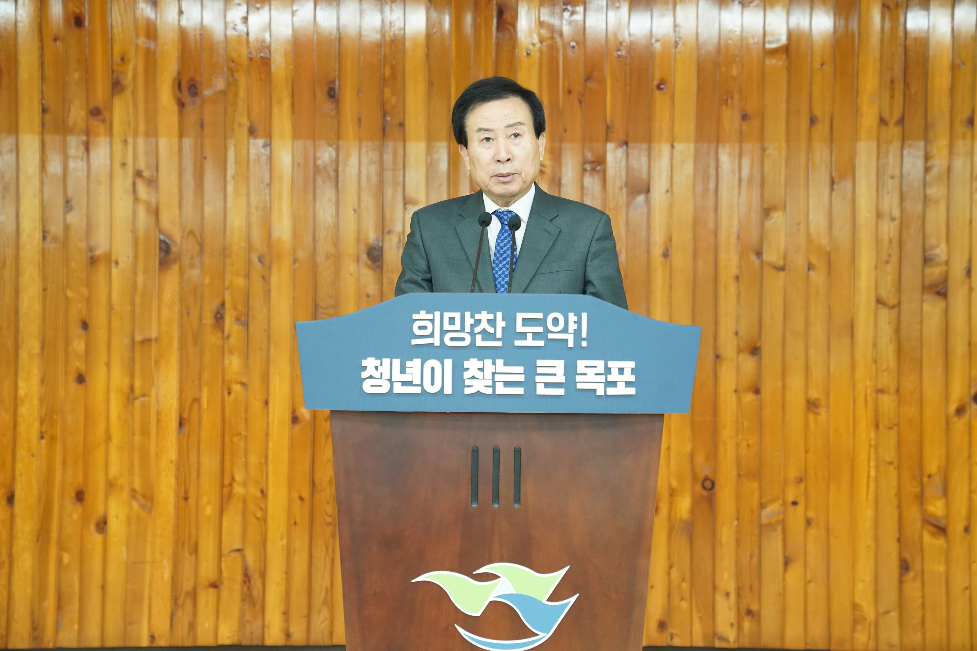 희망찬 도약! 청년이 찾는 큰 목포 2024 甲辰年 시무식 현수막이 걸린 무대위 희망찬도약! 청년이 찾는 큰 목포가 적힌 단상에 서서 연설중인 박홍률 시장 도백사진