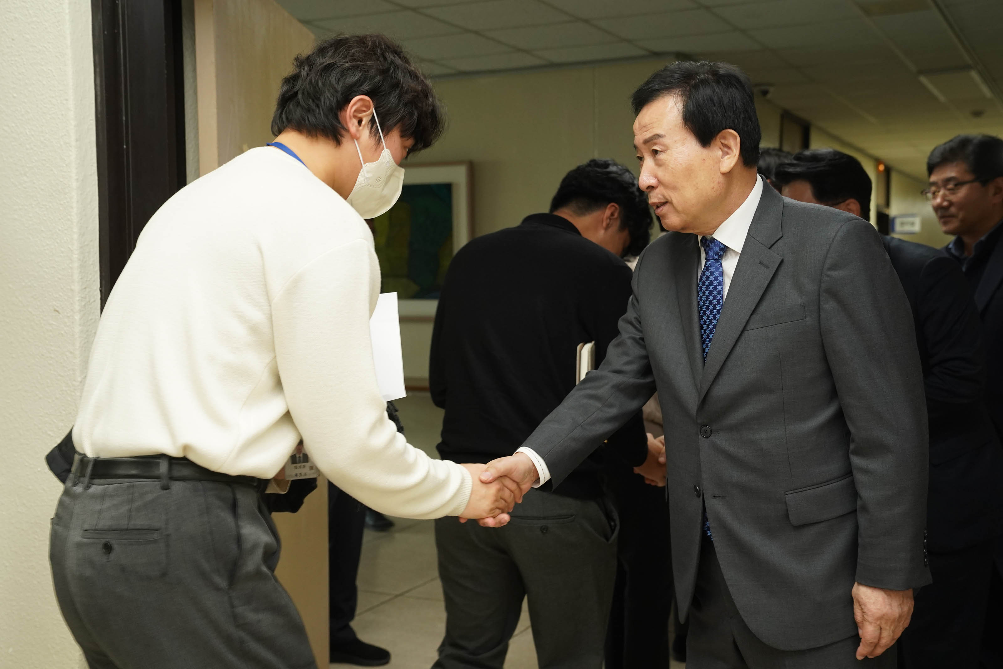 관계자와 악수하는 박홍률 시장