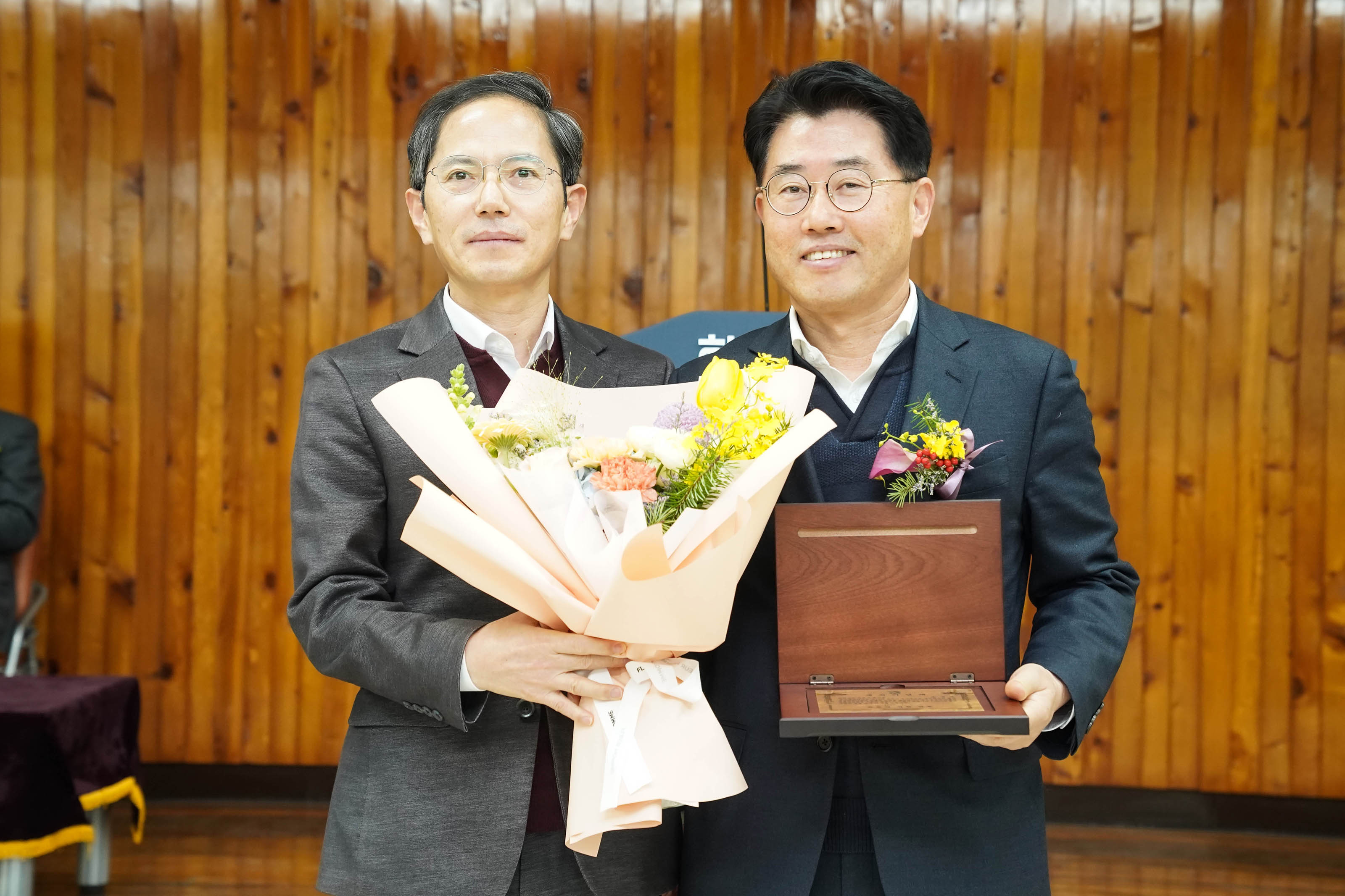 소영호 부시장이 꽃과 상패를 들고 관계자와 서있는 모습