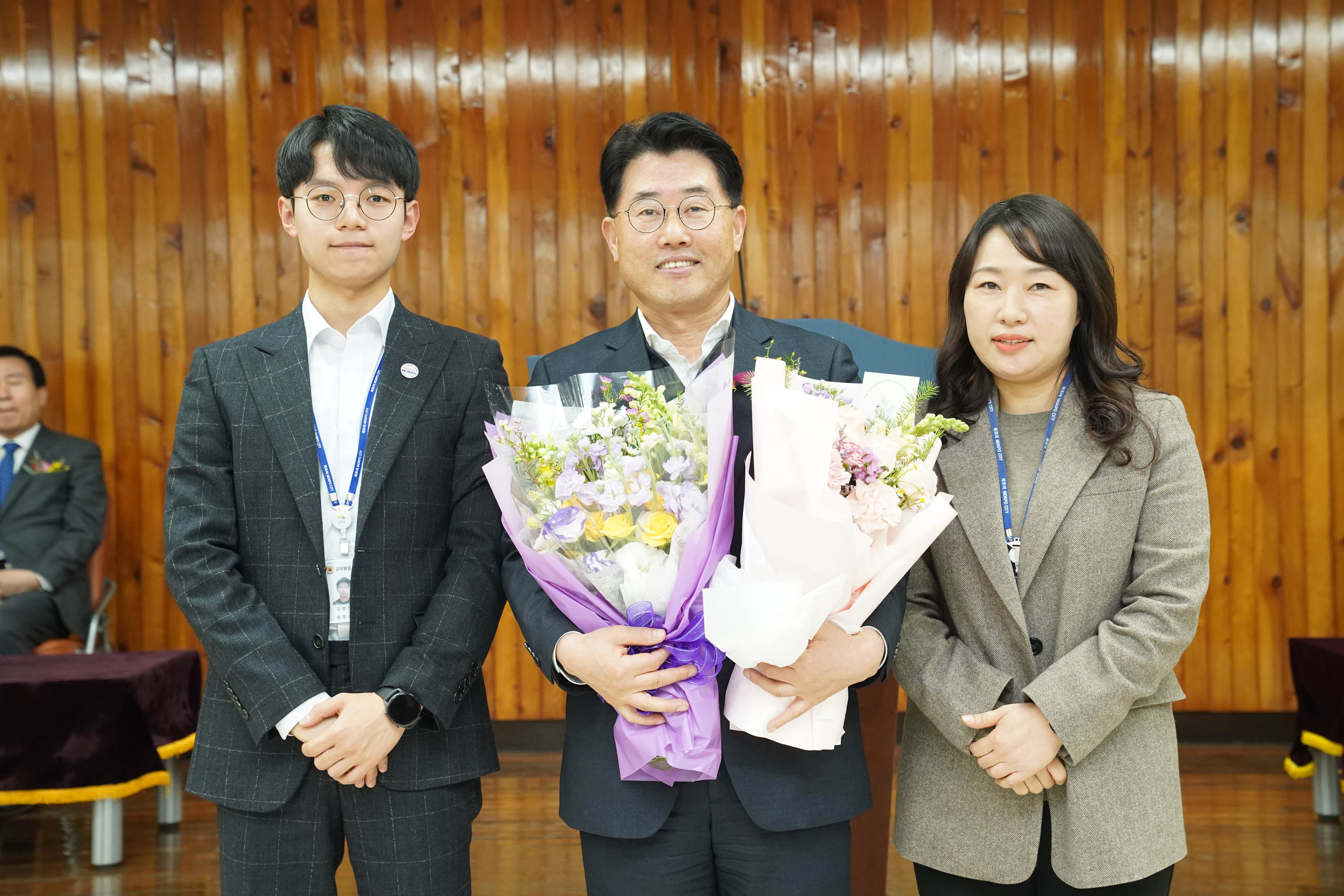 관계자들과 꽃을 들고 사진찍는 부시장 소영호
