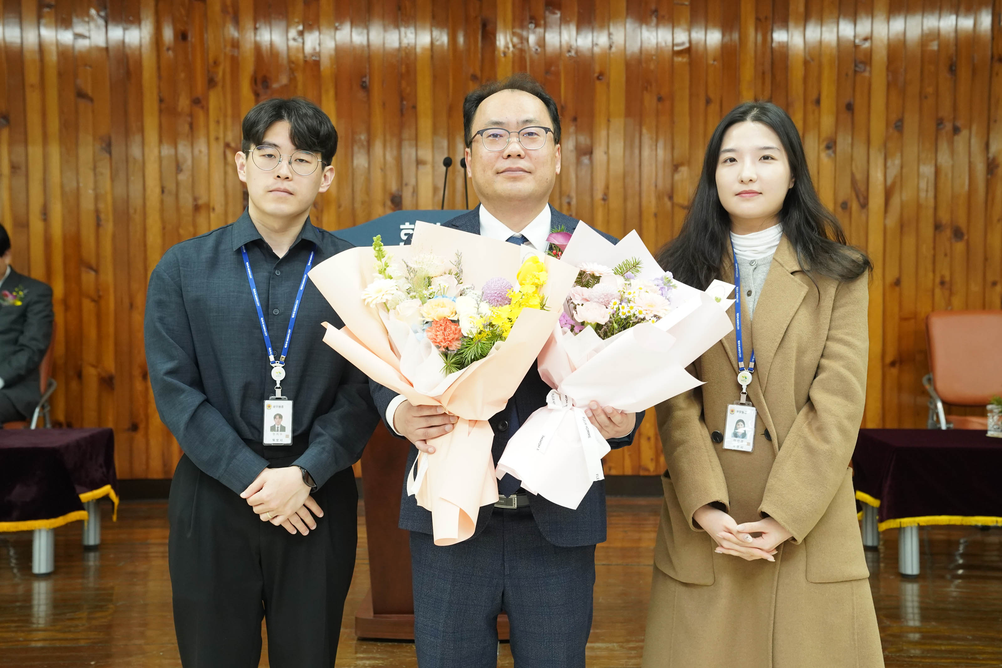 이상진 부시장이 꽃을 들고 관계자들과 사진찍는 모습