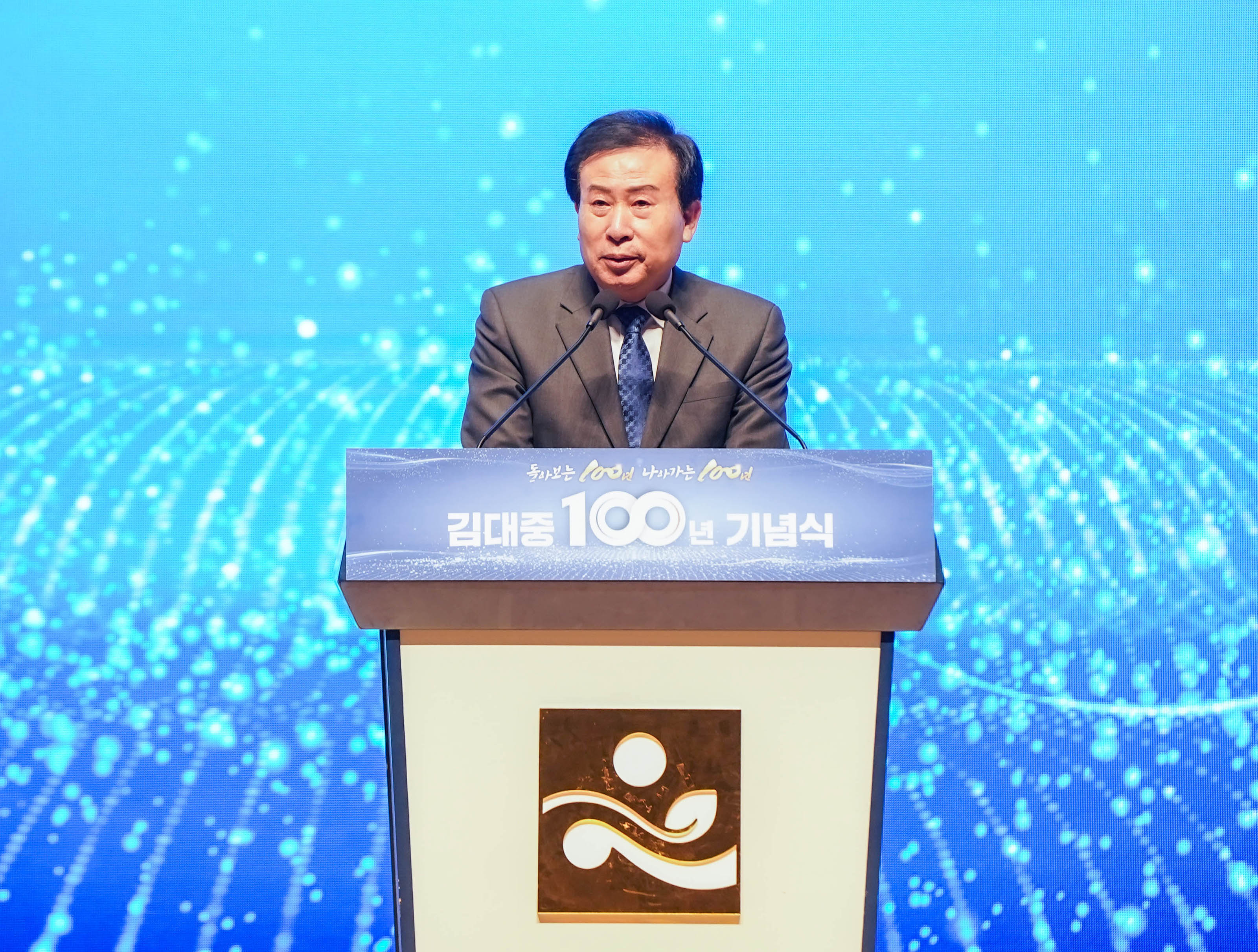 돌아보는 100년! 나아가는 100년! 김대중 100년 기념식 단상위에서 연설중인 박홍률 시장 근접