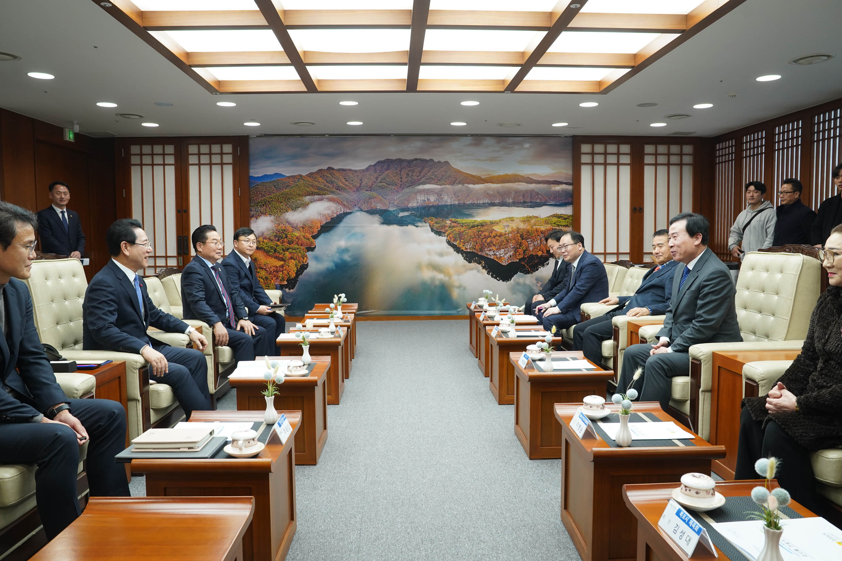 각각 자리에 앉아 감소를 나누고있는 관계자들