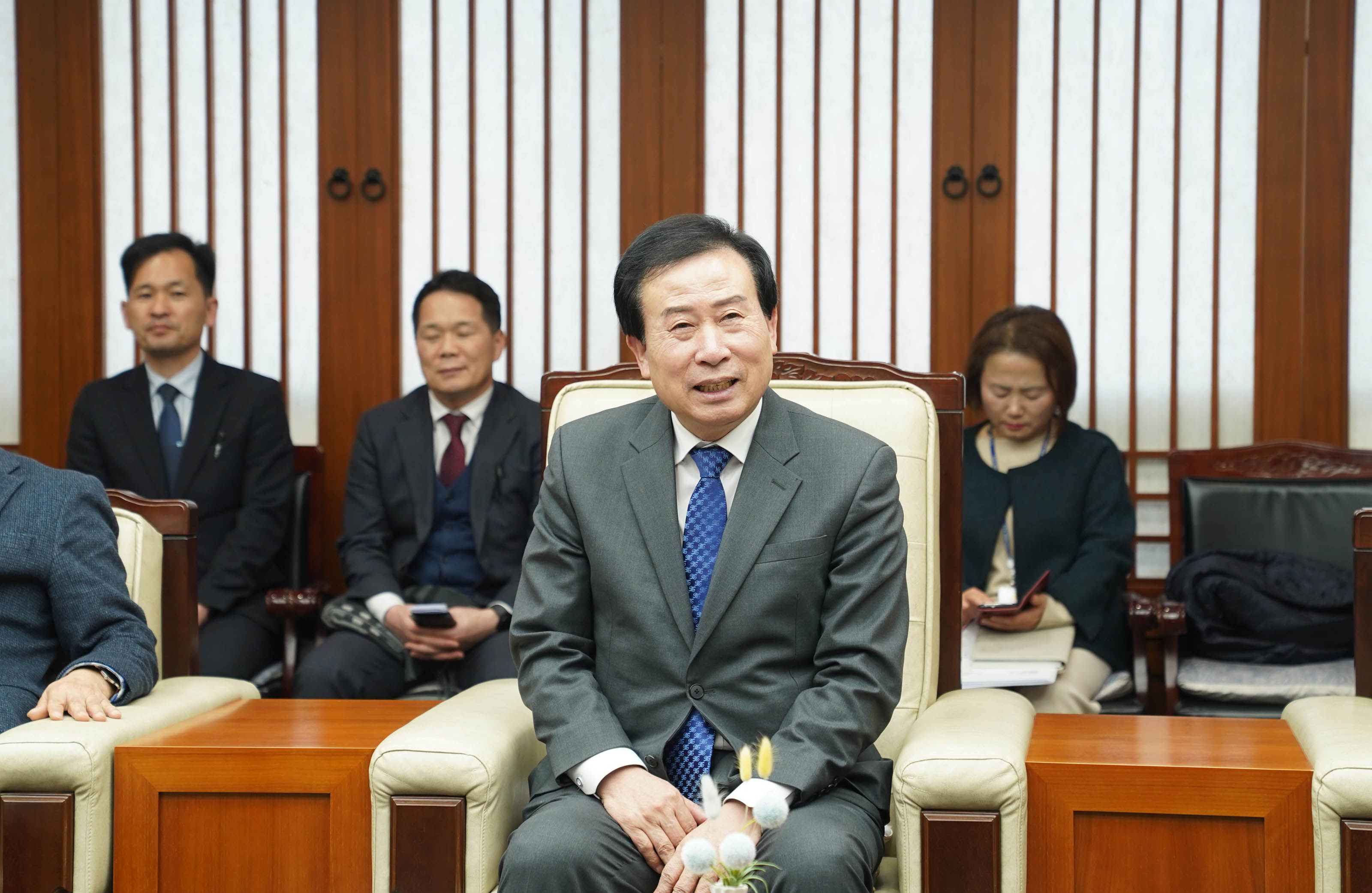 앉아있는 박홍률 시장과 뒤쪽에 앉아있는 관계자들