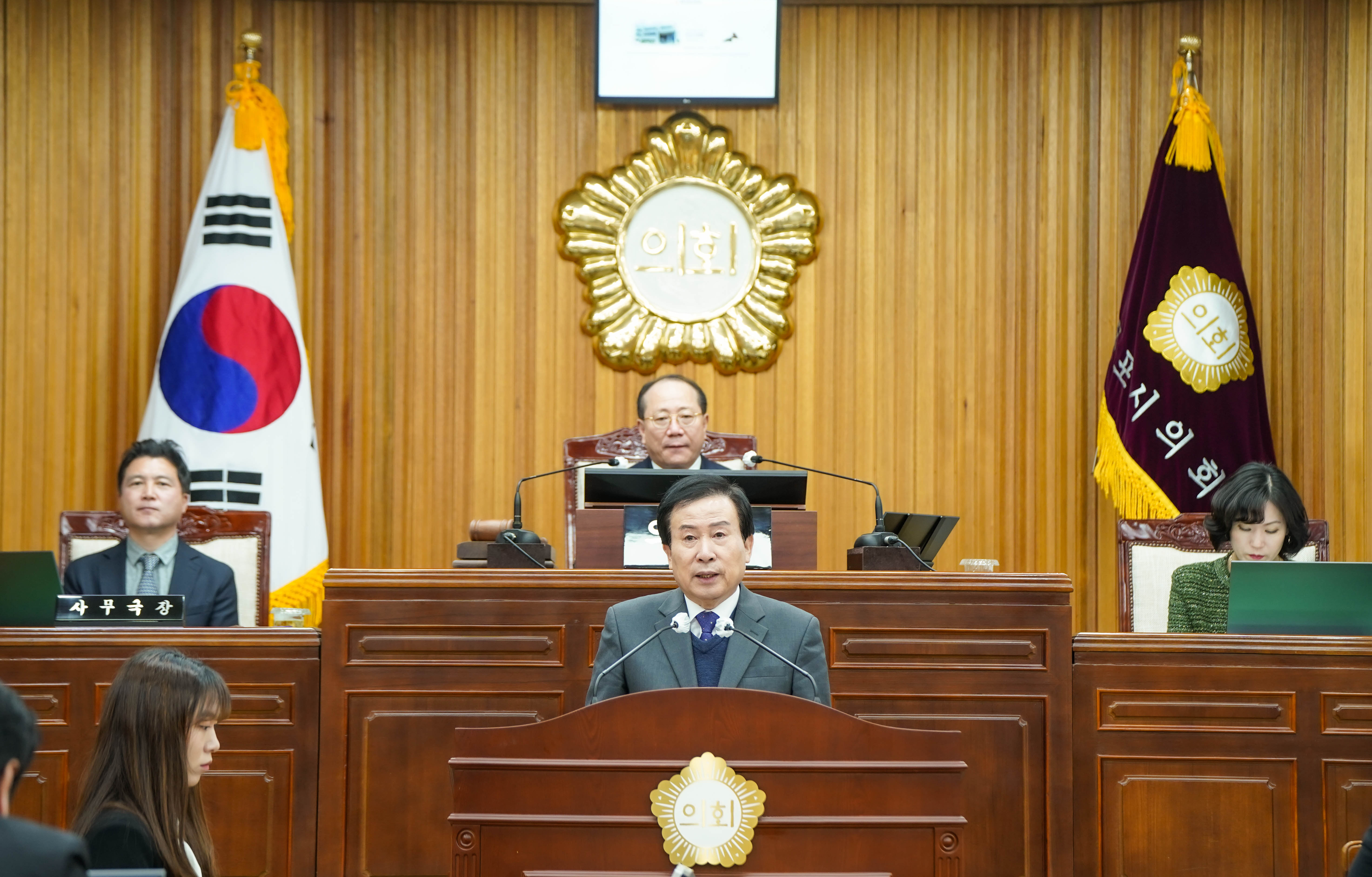 회의를 진행하고 있는 박홍률 시장