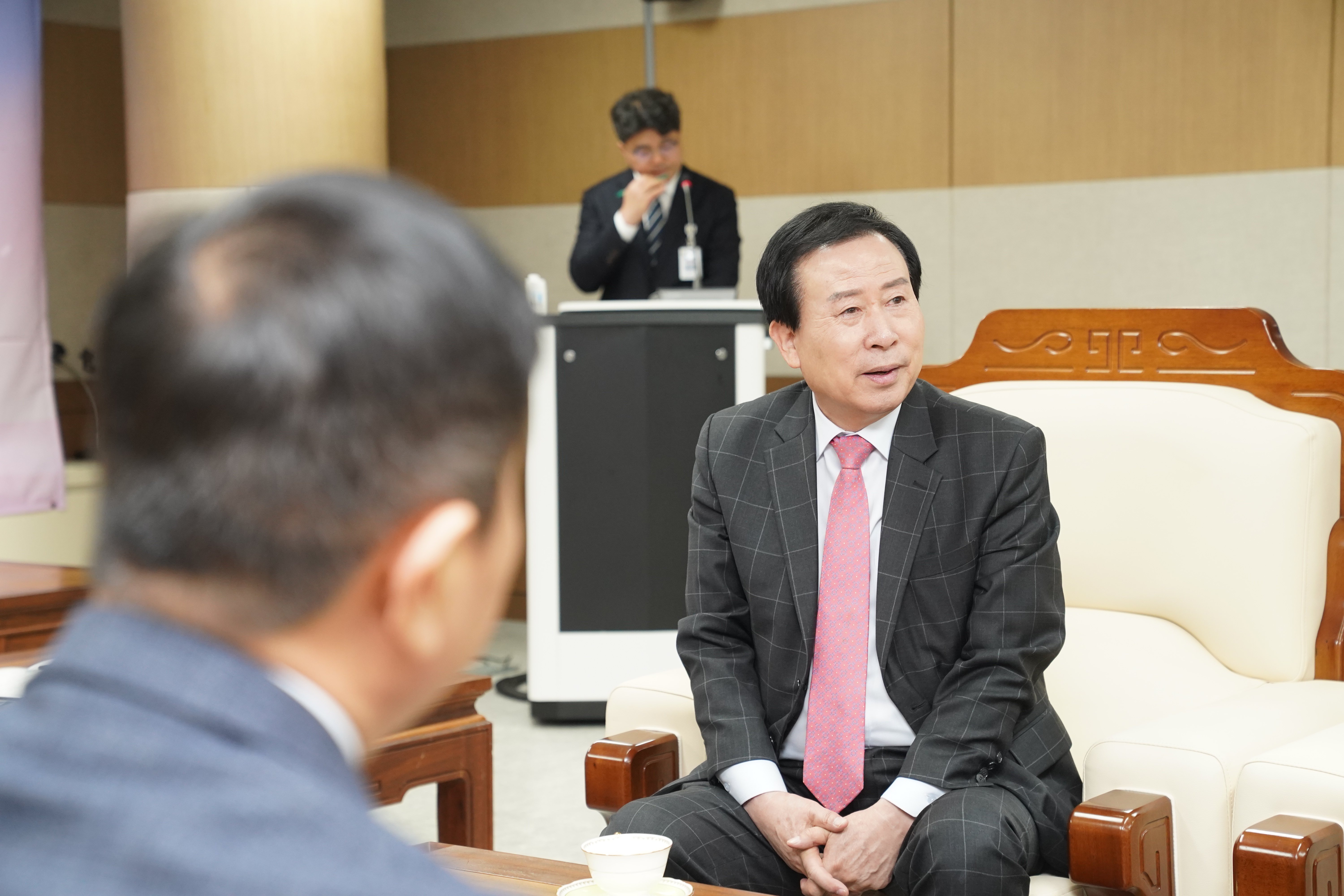 대화중인 박홍률 시장 포커싱 사진