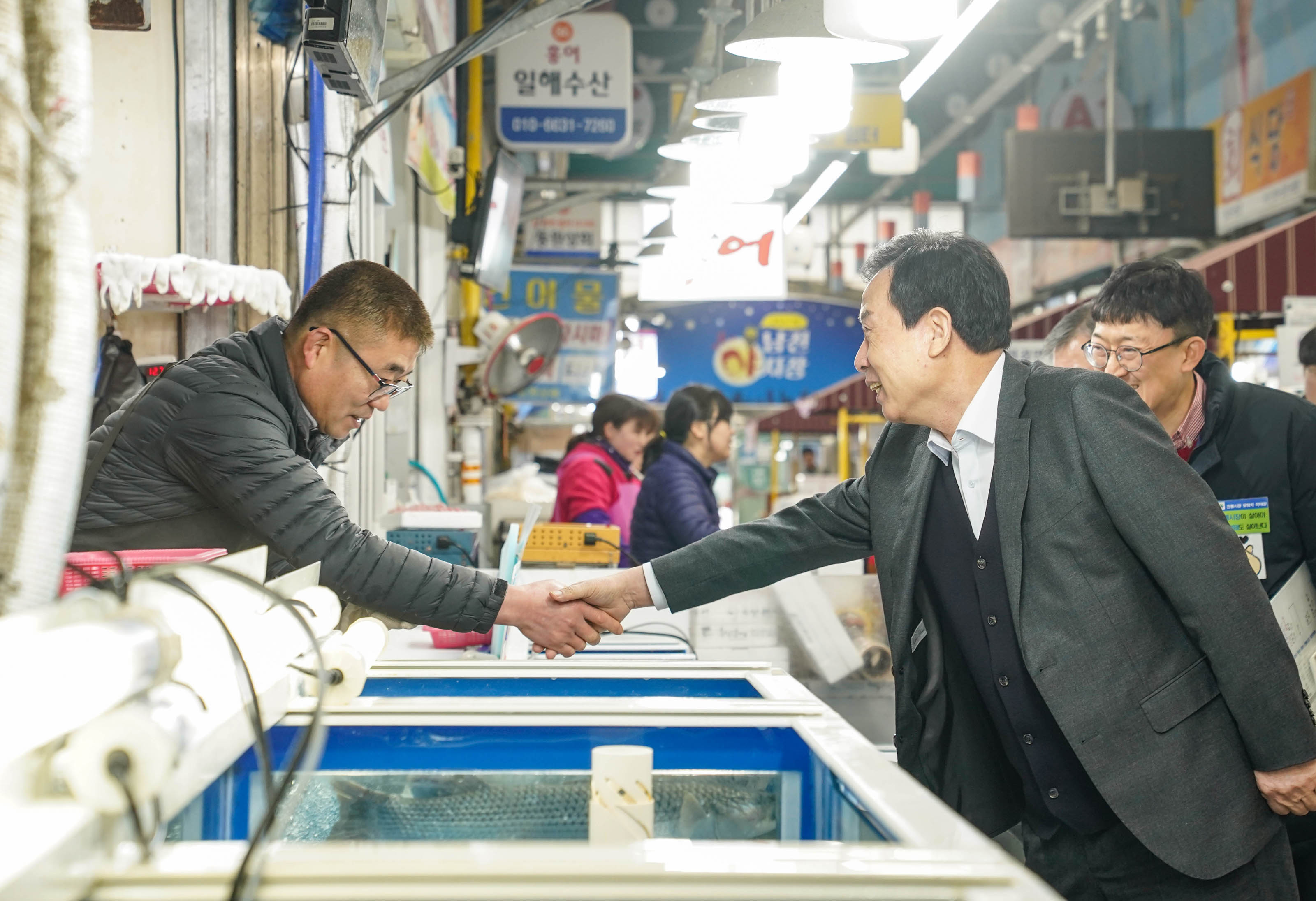 정통시장 상인과 악수중인 박홍률 시장