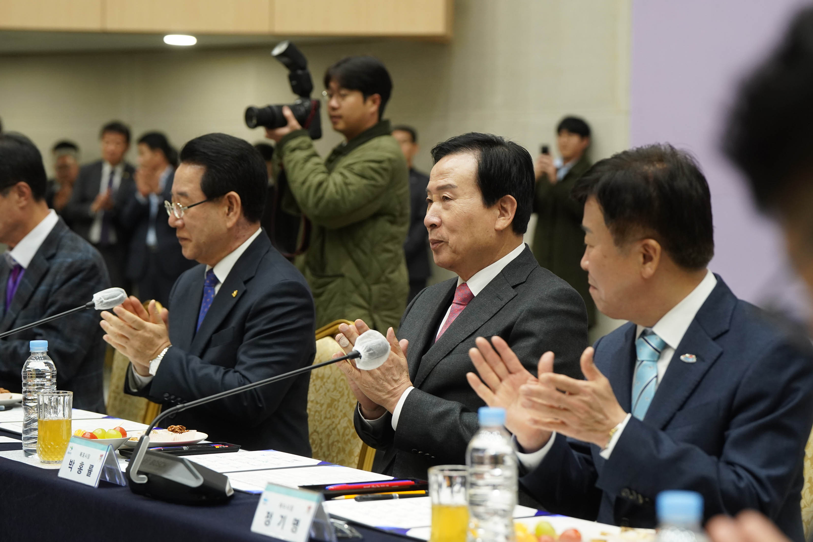 박수를 치고있는 도지사 김영록, 시장 박홍률, 여수시장 정기명 포커싱 사진