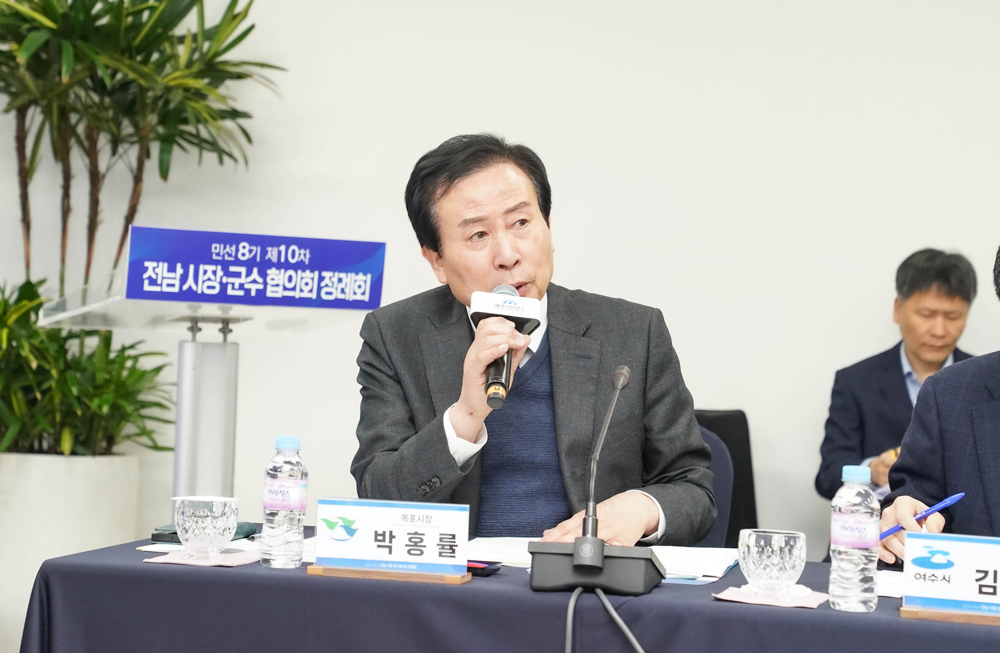 오른손에 마이크를 쥐고 이야기를 하고 있는 박홍률 시장의 모