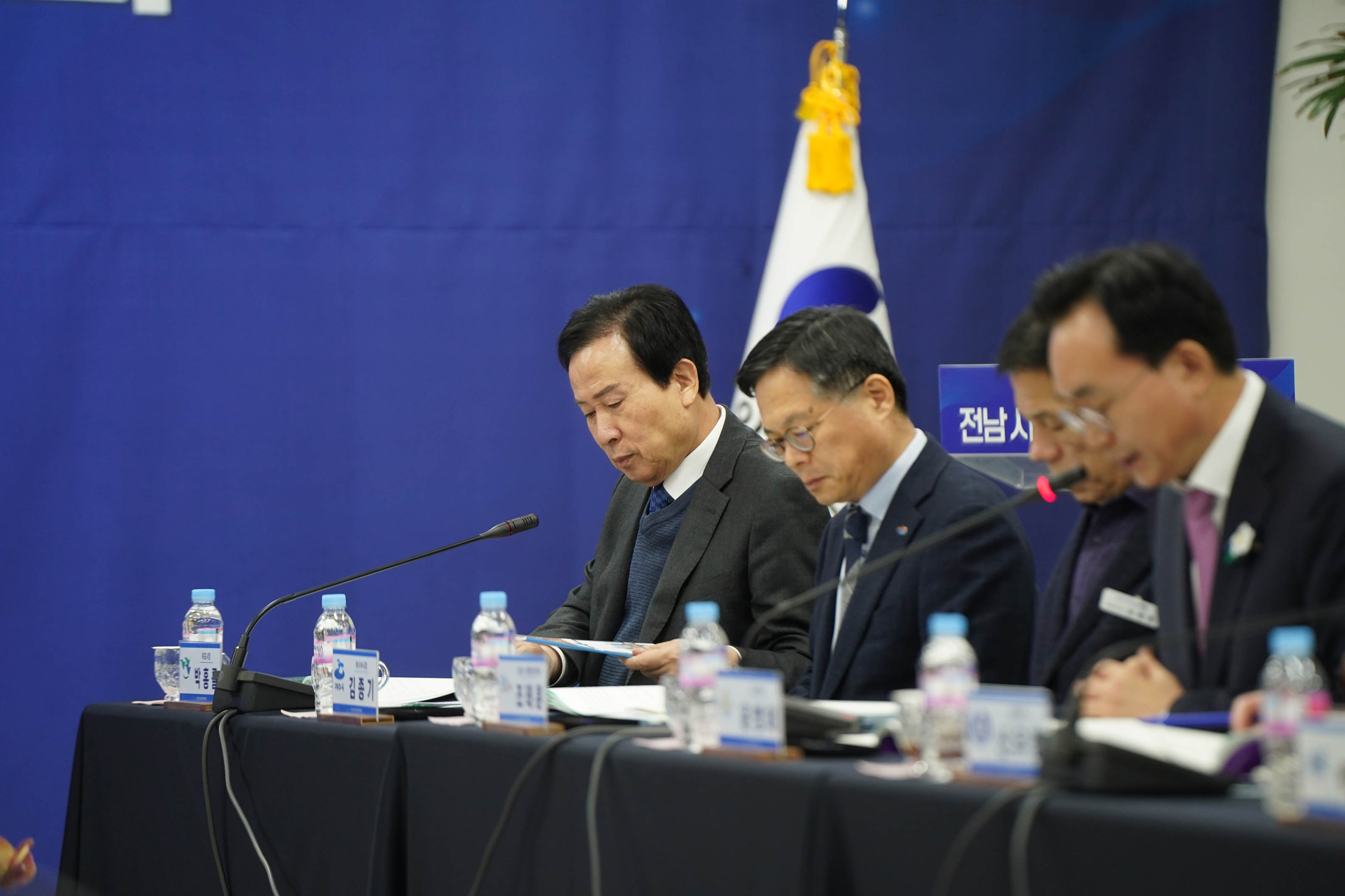 박홍률 시장의 모습과 그의 옆으로 나란히 앉아있는 세 명의 남성들이 보인다