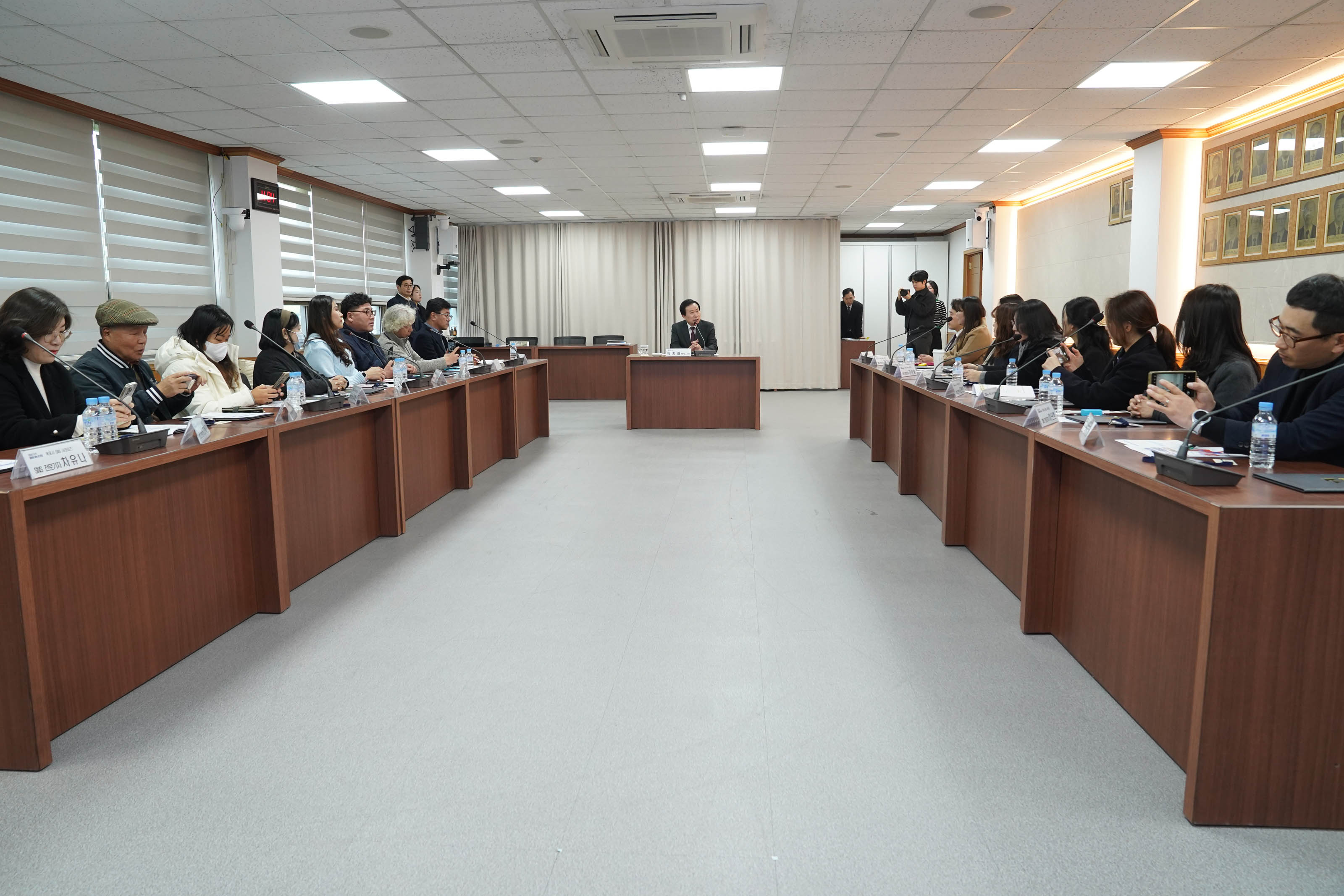 박홍률 시장의 1인 회의테이블을 중심으로 양옆으로 대략 8명씩 가로로 긴 테이블이 ㄷ자 모양으로 있다. 박홍률 시장이 무언가를 얘기하는 듯 하고, 회의 참석자들은 그의 말에 집중하고 있다.
