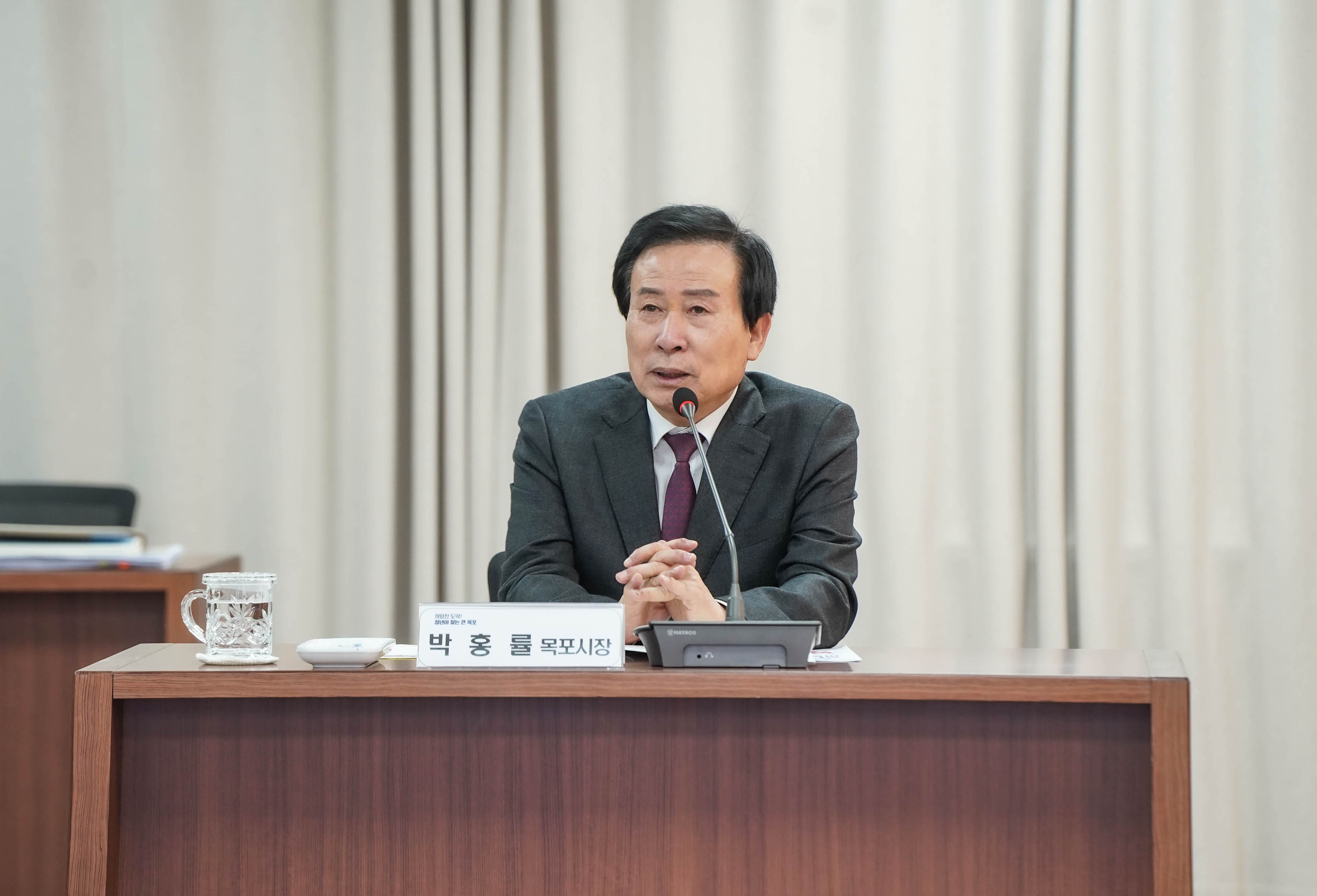 회의에 참석중인 박홍률 시장을 가까이서 찍은 사진