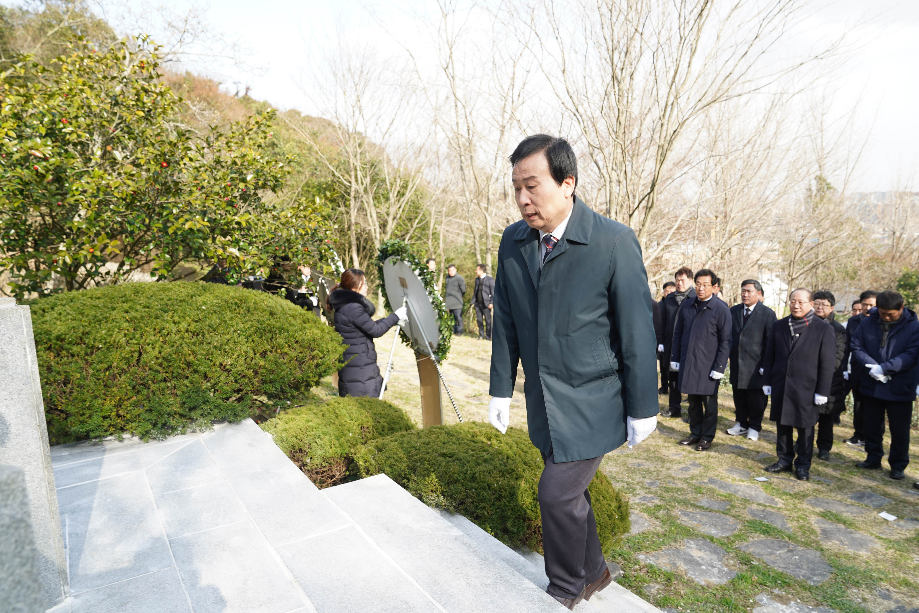 기념탑 앞에 올라와 두 손을 모으고 눈을 감은채로 묵념하는 박홍률 시장의 모습