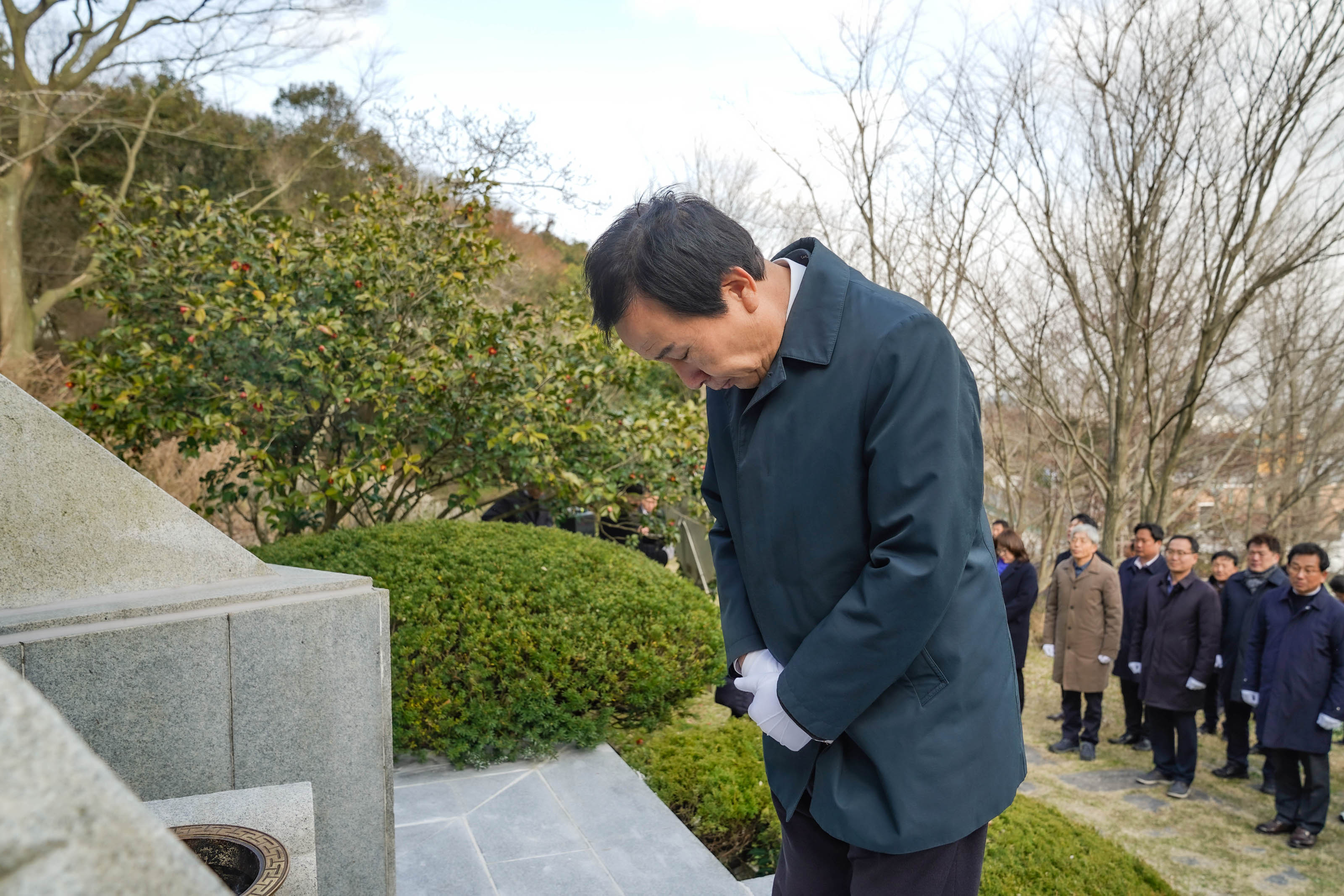 기념탑 앞에 올라와 두 손을 모으고 눈을 감은채로 묵념하는 박홍률 시장의 모습