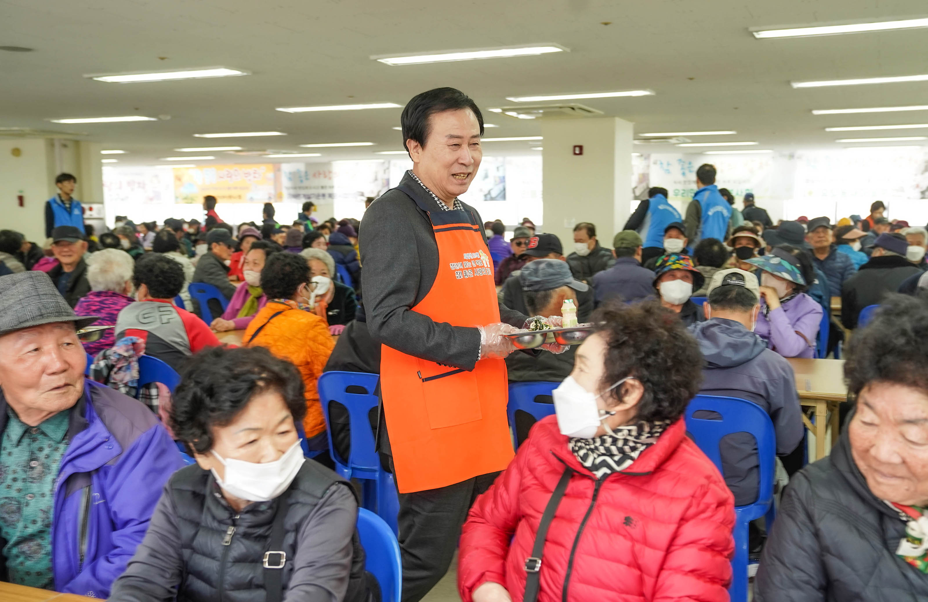식판을 들고 가는 박홍률 시장이 먼저 앉아 계신 어르신 분들께 웃으며 인사하고 있다.