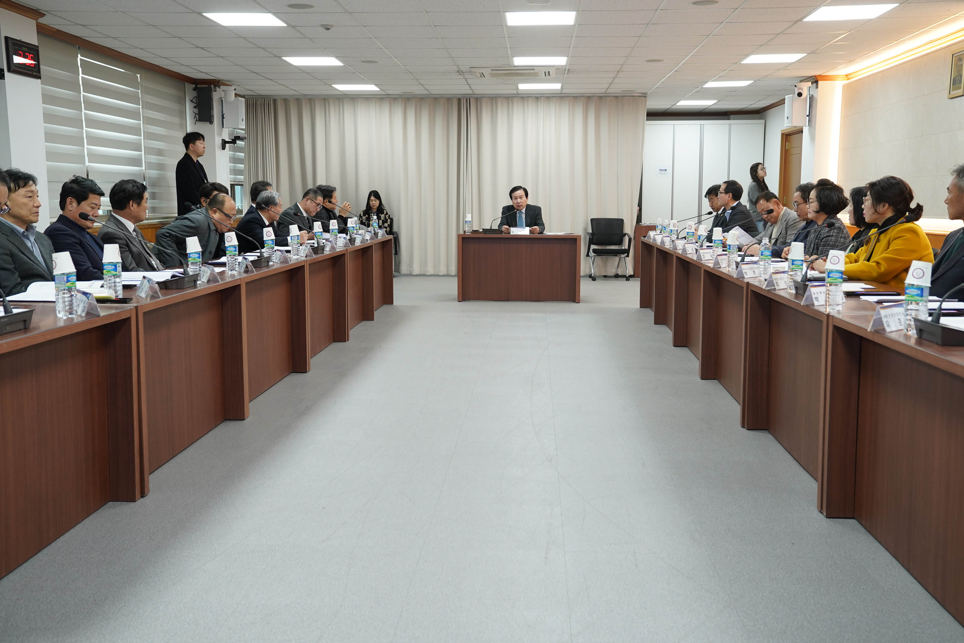 가운데에 위치한 박홍률 시장과 박홍률 시장을 중심으로 양 옆에 위치한 위원들을 전체적으로 보여주는 사진