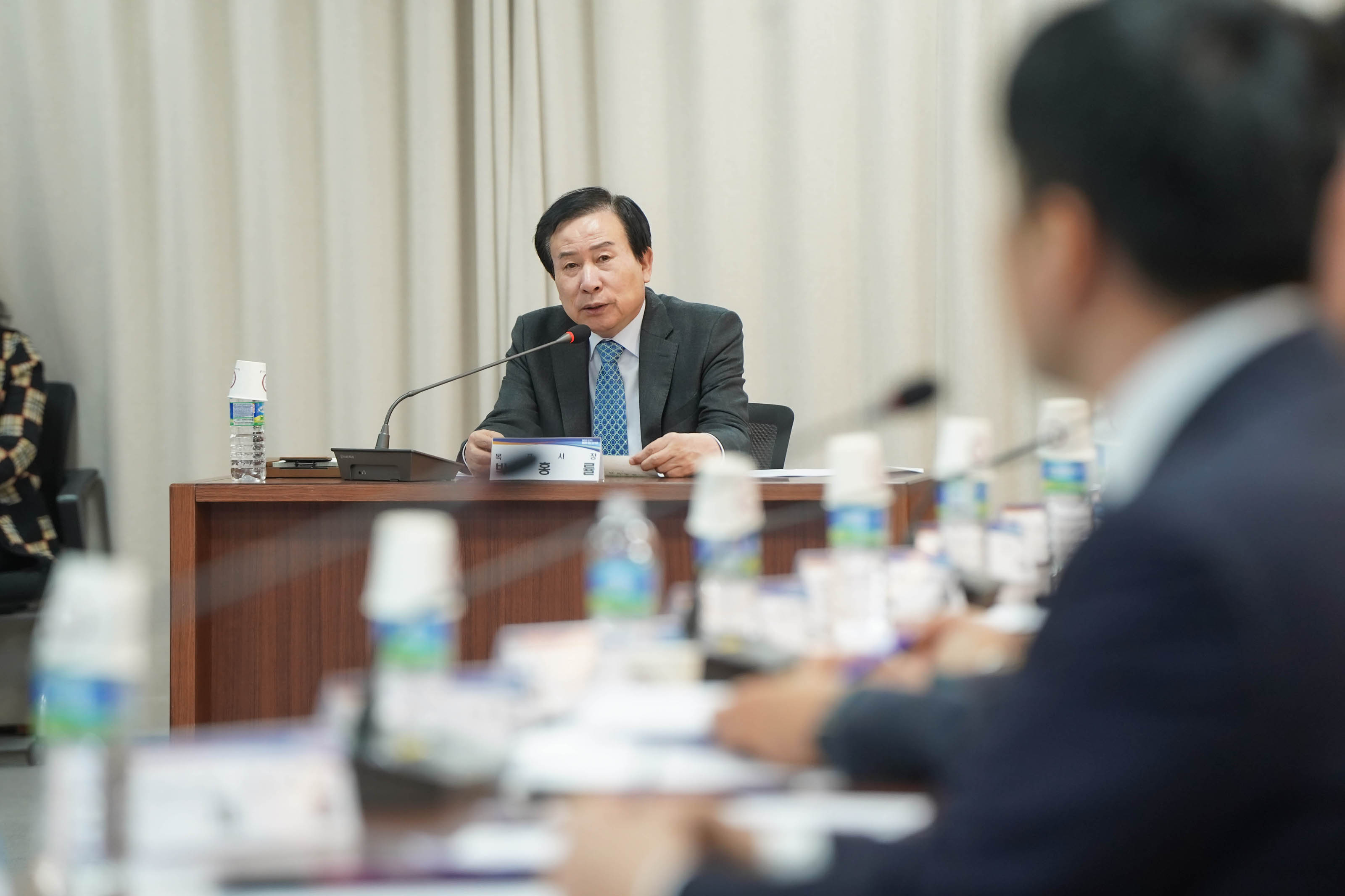 무언가를 얘기하는 박홍률 시장의 모습에 포커스가 맞춰진 사진