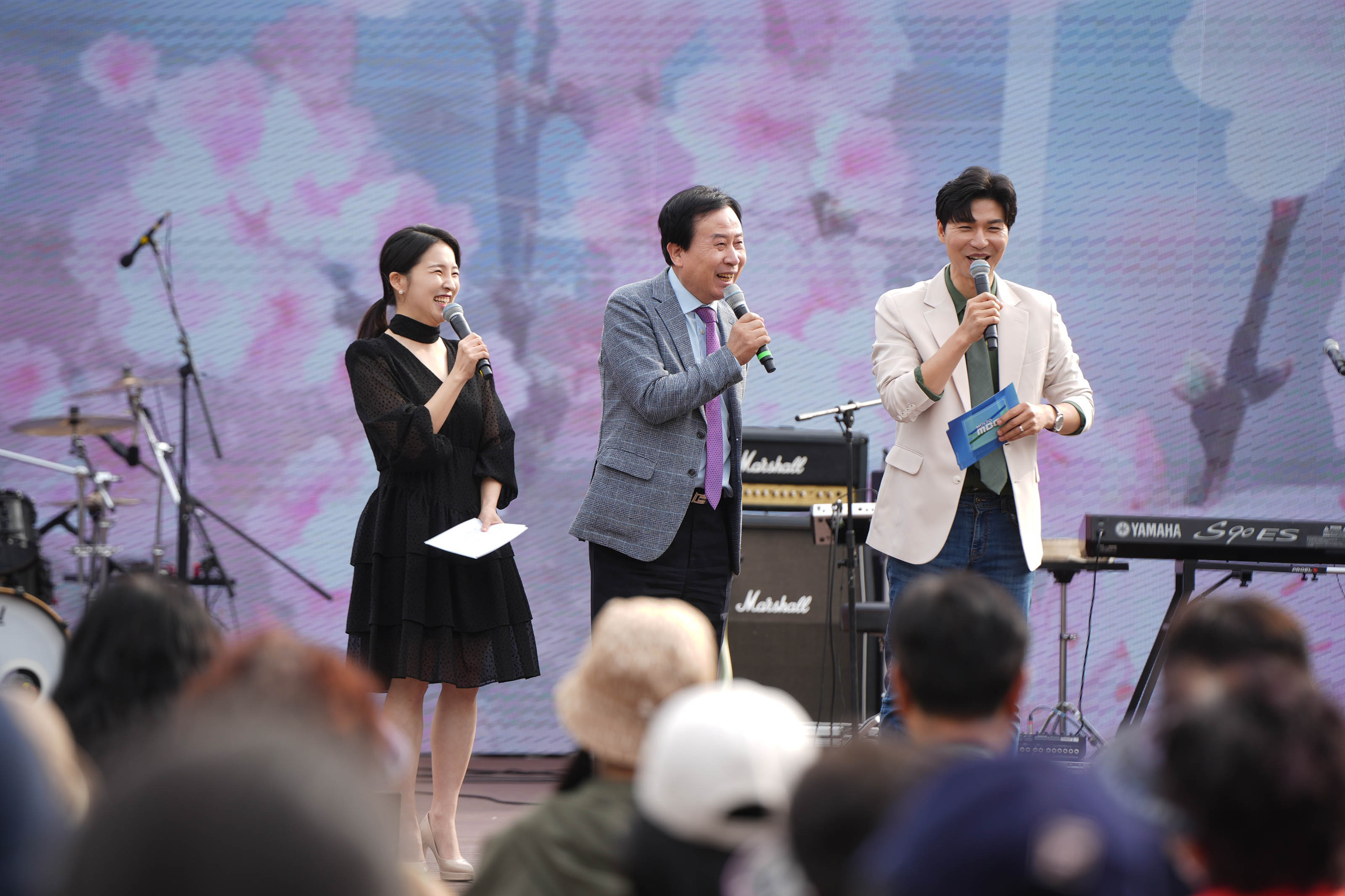 여성 사회자, 박홍률 시장, 남성 사회자에 포커스가 맞춰진 사진. 세 사람 모두 마이크를 듣고 웃고 있다.