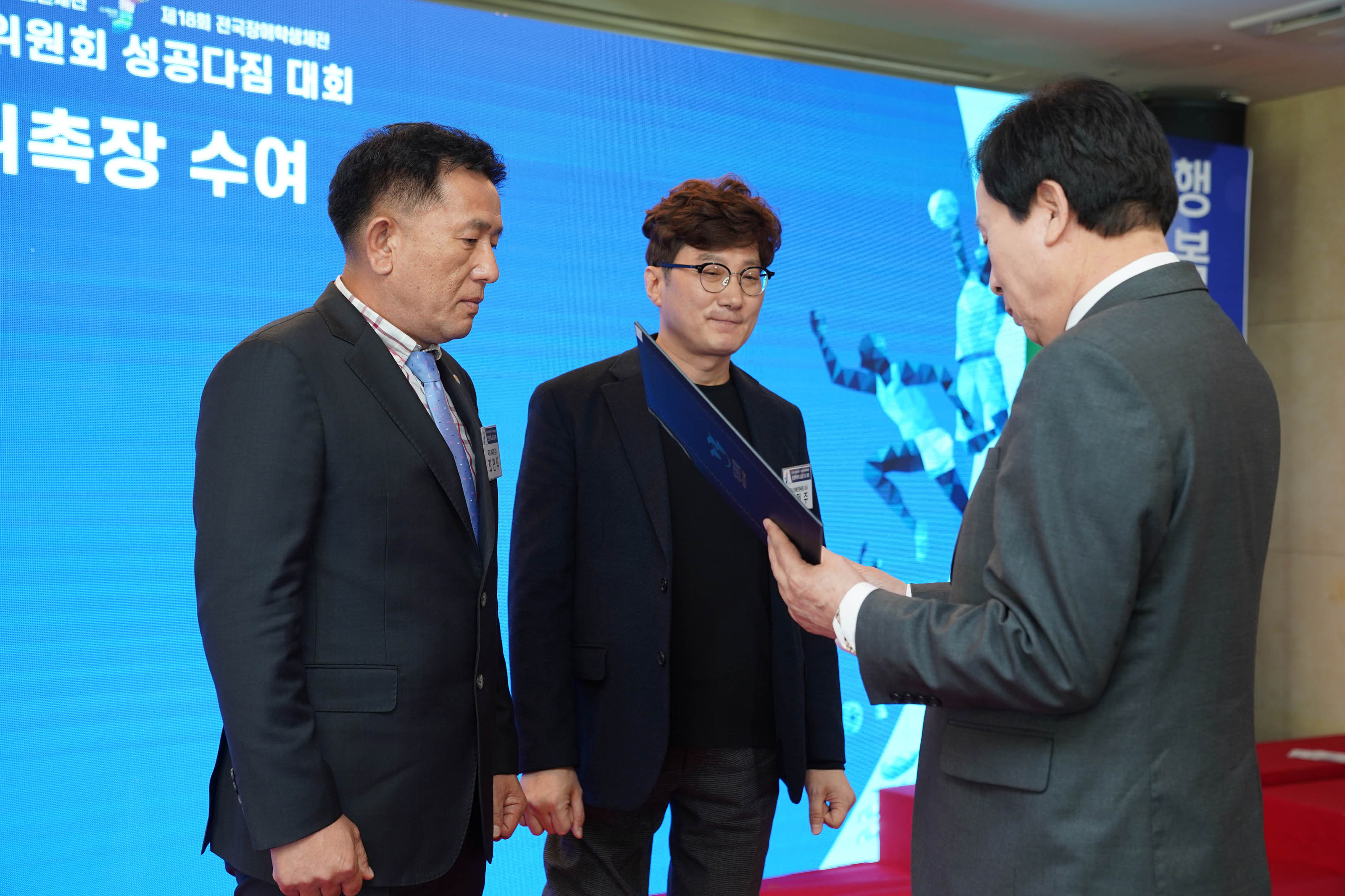 수여중인 박홍률 시장과 수여받고있는 관계자둘