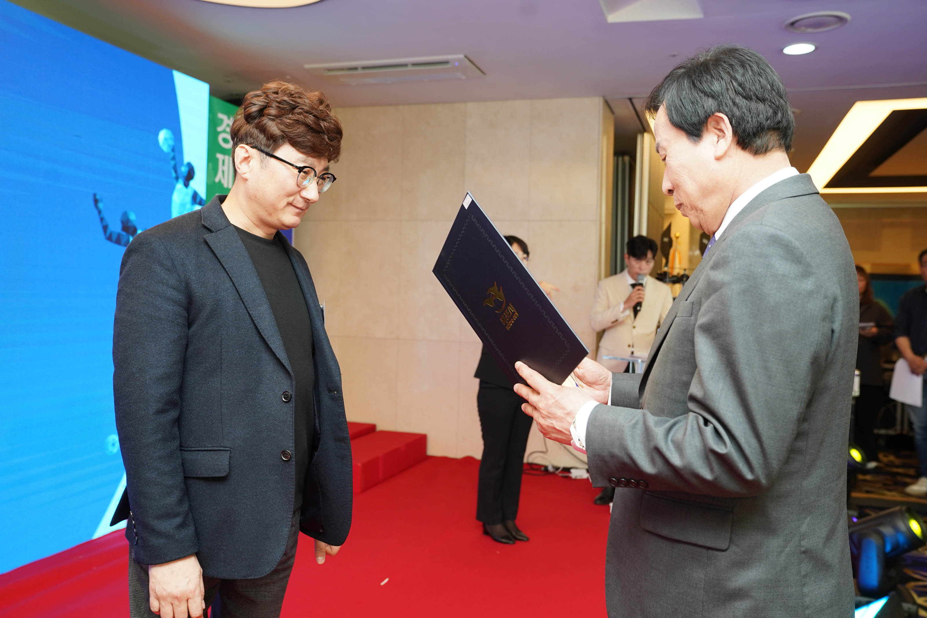 수여중인 박홍률 시장과 수여받고있는 관계자
