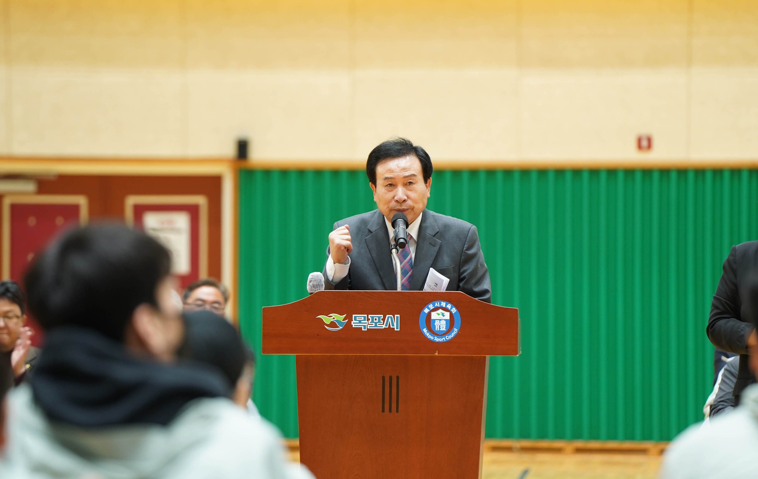 단상에서 연설을하며 화이팅포즈를 취하고있는 박홍률 시장