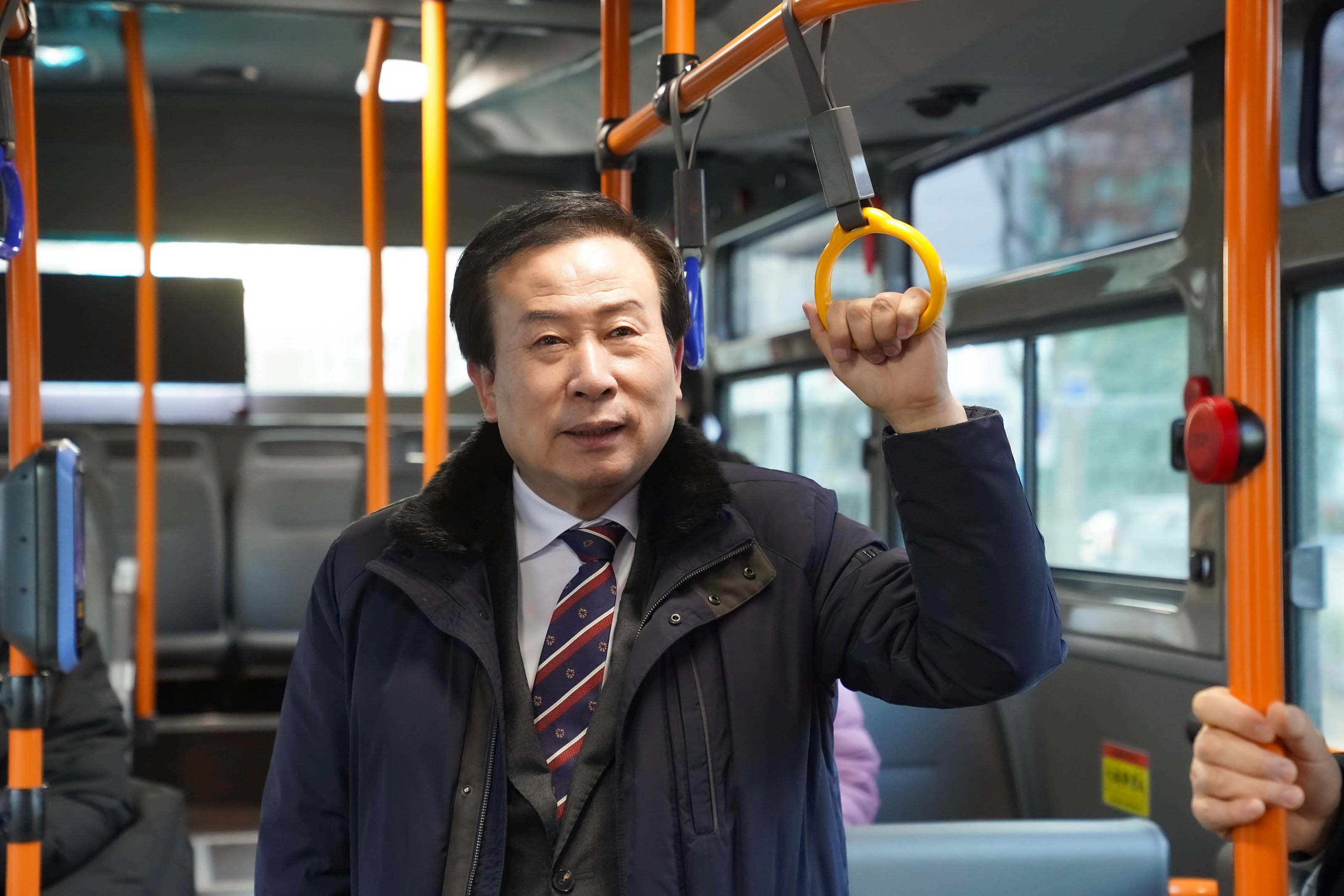 박홍률 목포시장이 공영버스 안에서 손잡이를 잡고 서 있는 모습.