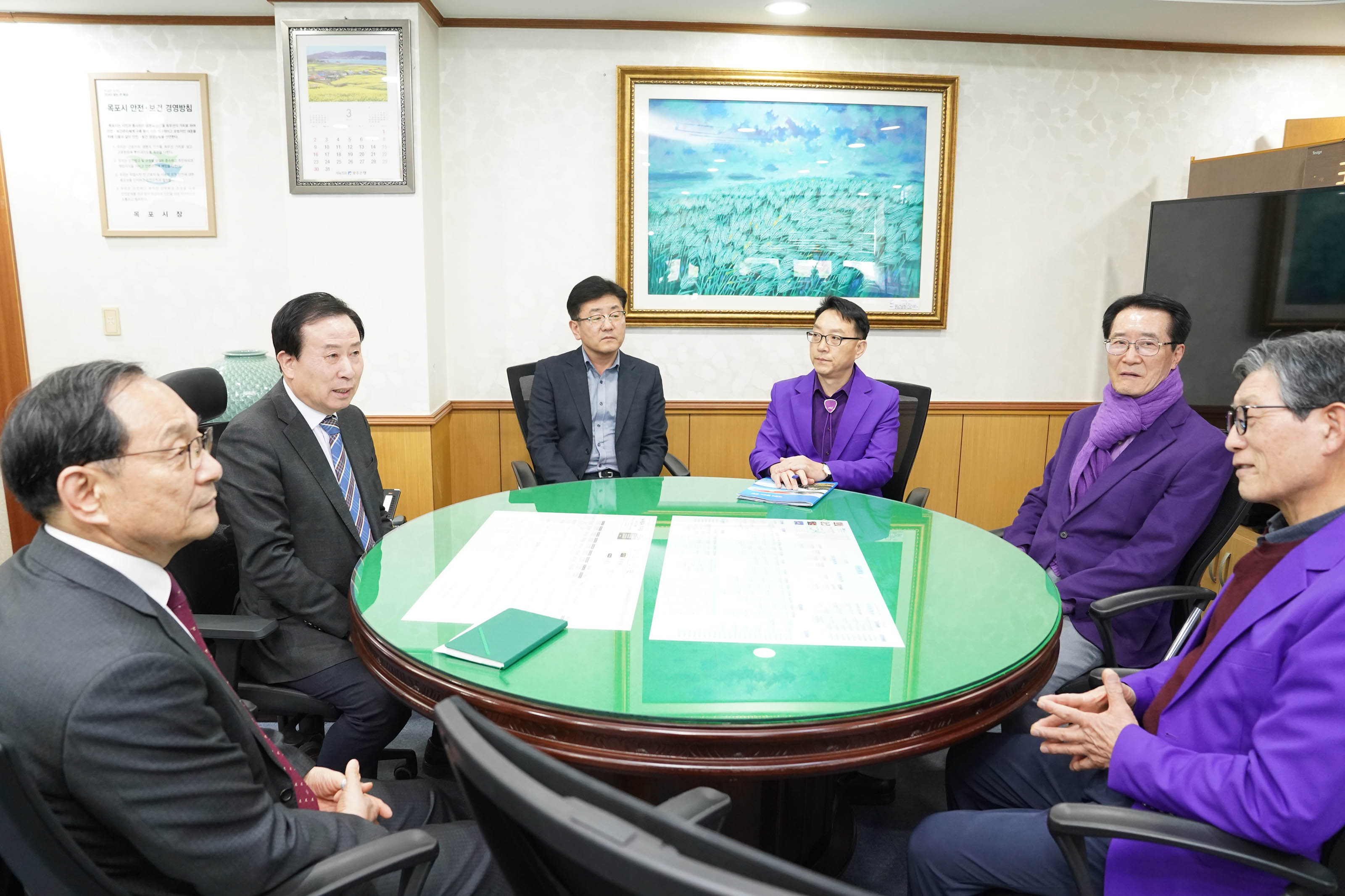 회의 테이블에 박홍률 목포시장을 비롯한 여섯 명의 관계자들이 토론을 하고 있는 모습