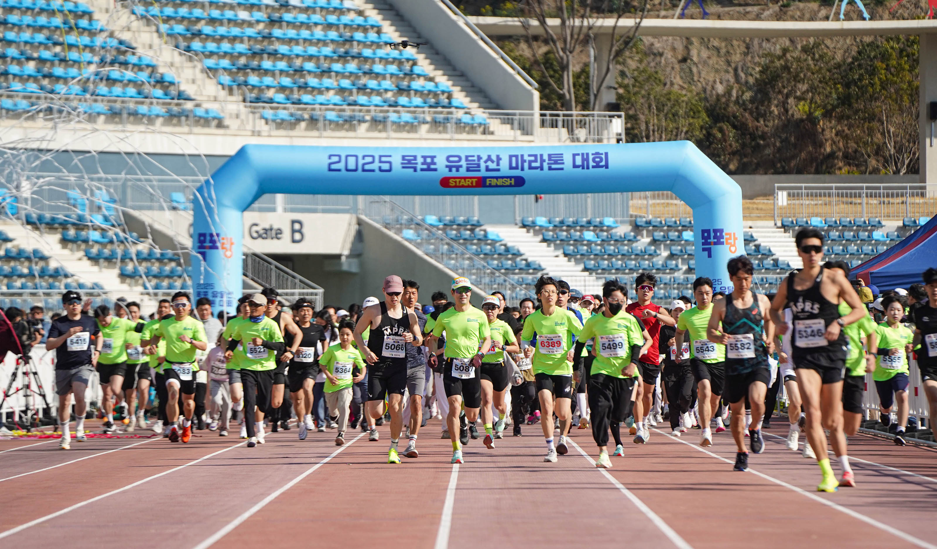 2025 목포 유달산 마라톤 대회 현장. 참가자들이 트랙위를 달리는 모습