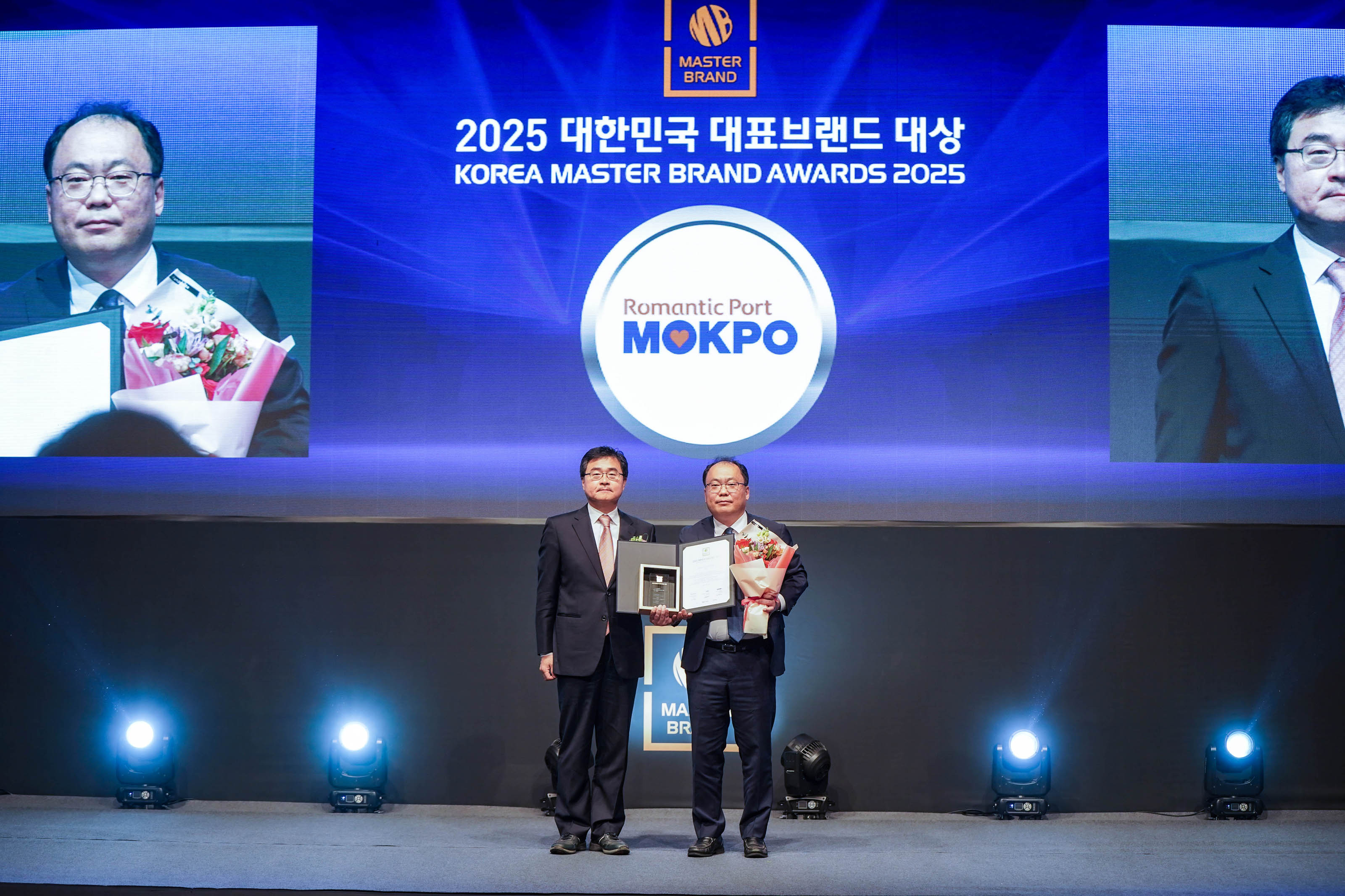 이상진부시장과 시상자의 기념촬영 모습