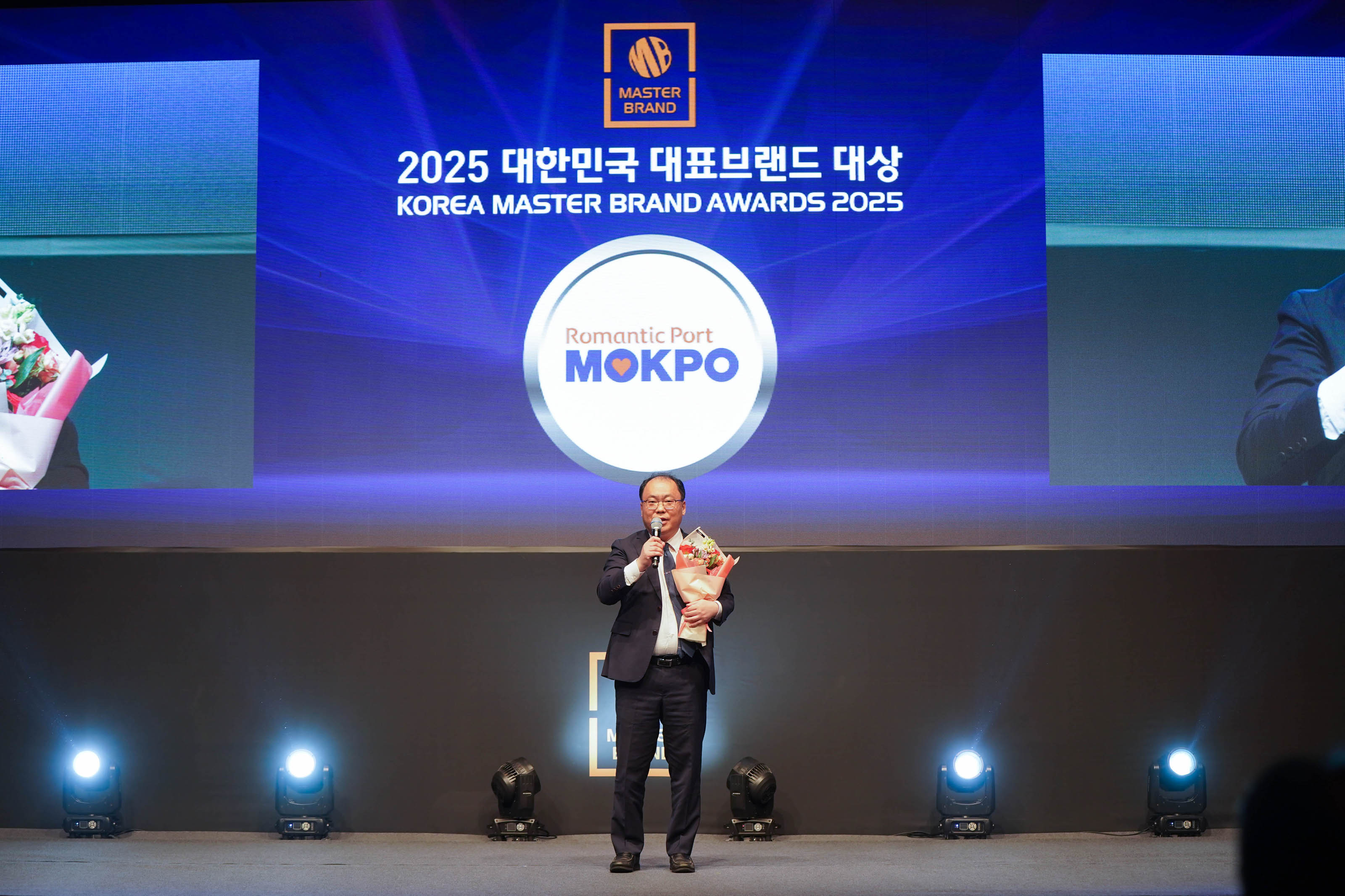 이상진 부시장이 수상소감을 이야기 하는 모습을 멀리서 바라본 사진