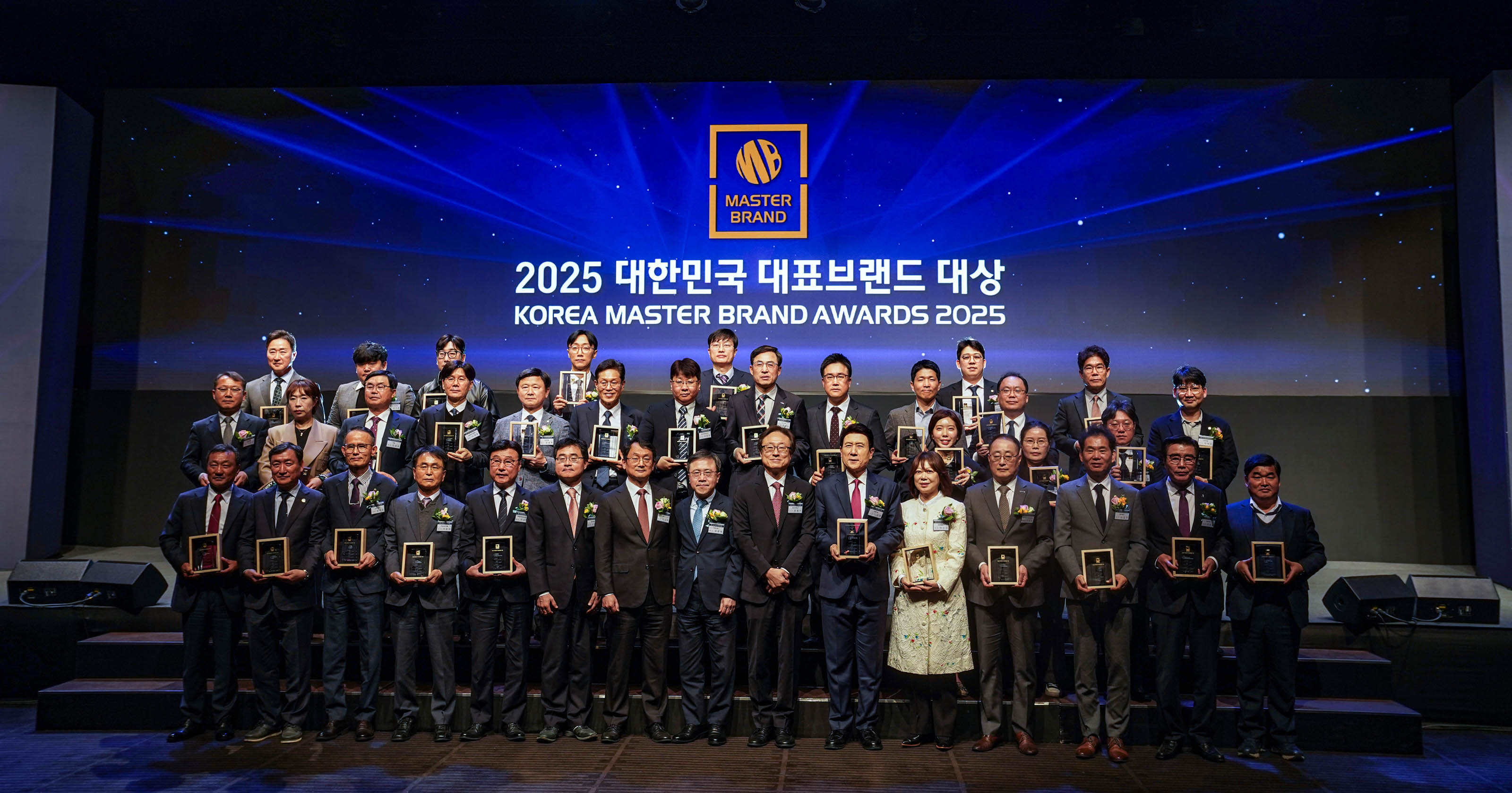 2025 대한민국 브랜드대상 수상한 사람들이 모두 모여 단체 기념 촬영을 하는 모습