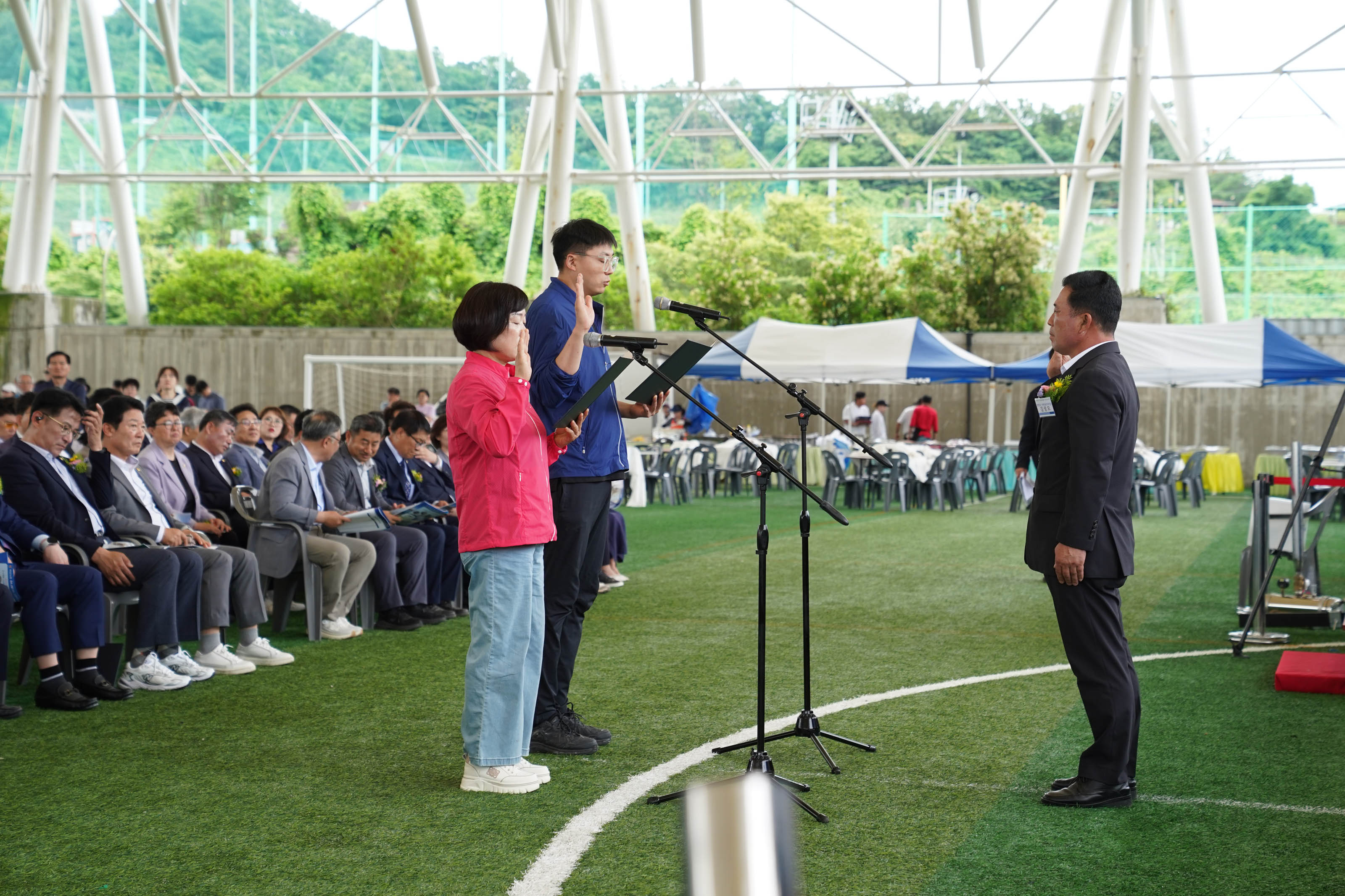 인조 잔디가 깔린 행사장 내에서 남녀 대표 두 명이 단상 앞 마이크 앞에 서서 선서를 하고 있다. 맞은편에는 목포시장이 서서 이들의 선서를 경청하고 있으며, 왼쪽에는 내빈들이 나란히 앉아 있다.