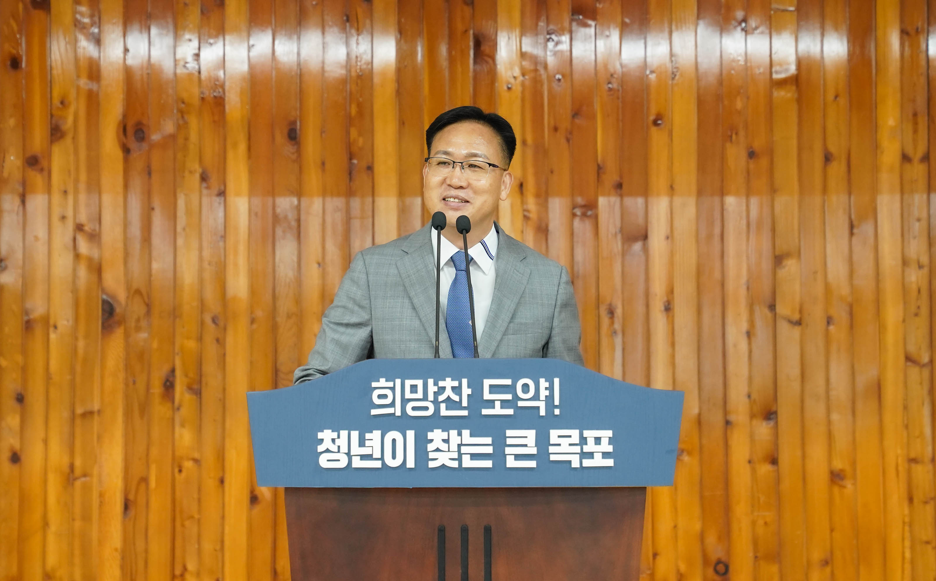 연단에서 취임사를 하는 조석훈 부시장의 상반신 클로즈업. 연단에는 '희망찬 도약! 청년이 찾는 큰 목포'라는 문구가 적혀 있음.