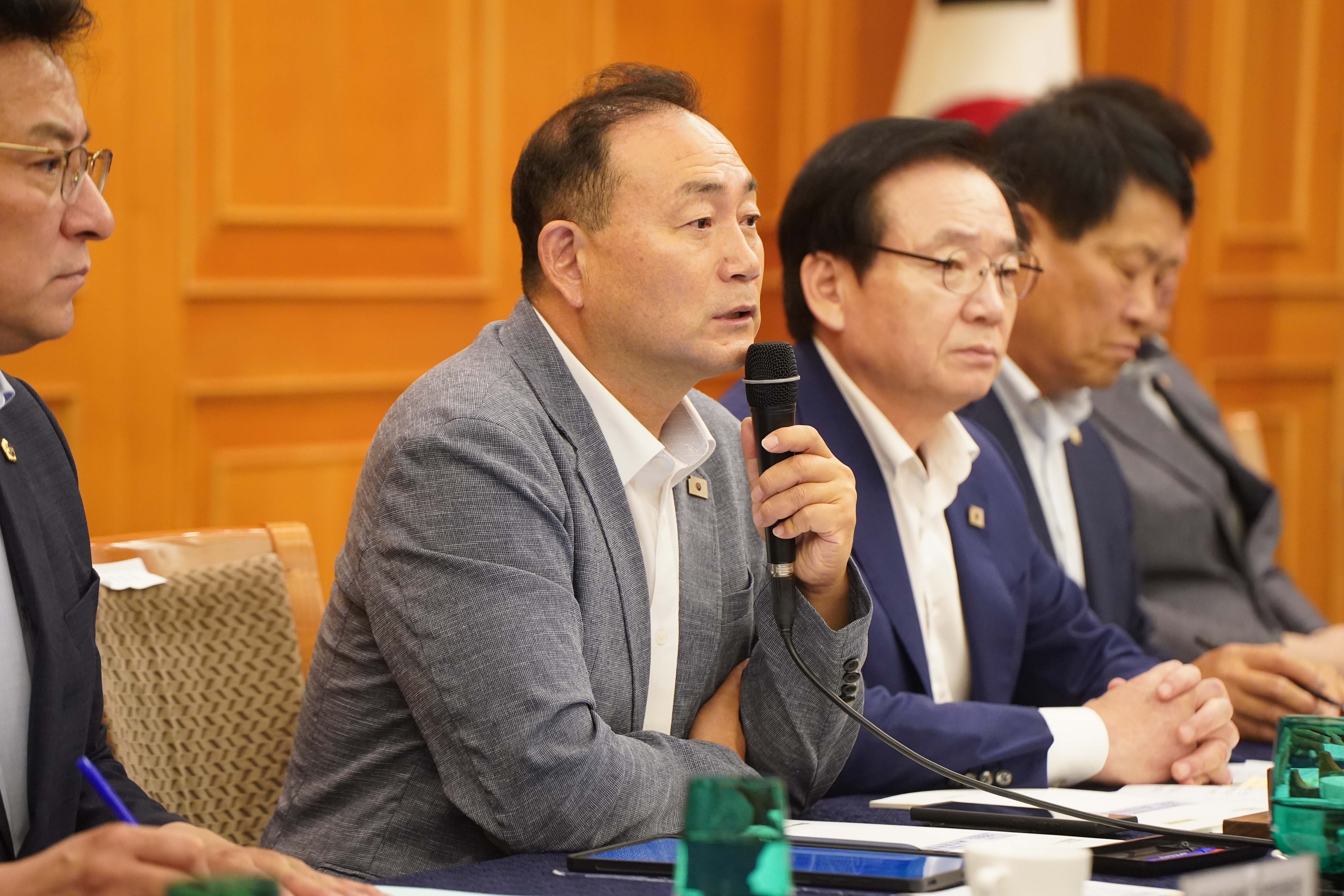 예산정책협의회 도중 한 관계자가 마이크를 들고 의견을 발표하고 있는 모습. 주변 참석자들이 진지하게 경청하고 있습니다.
