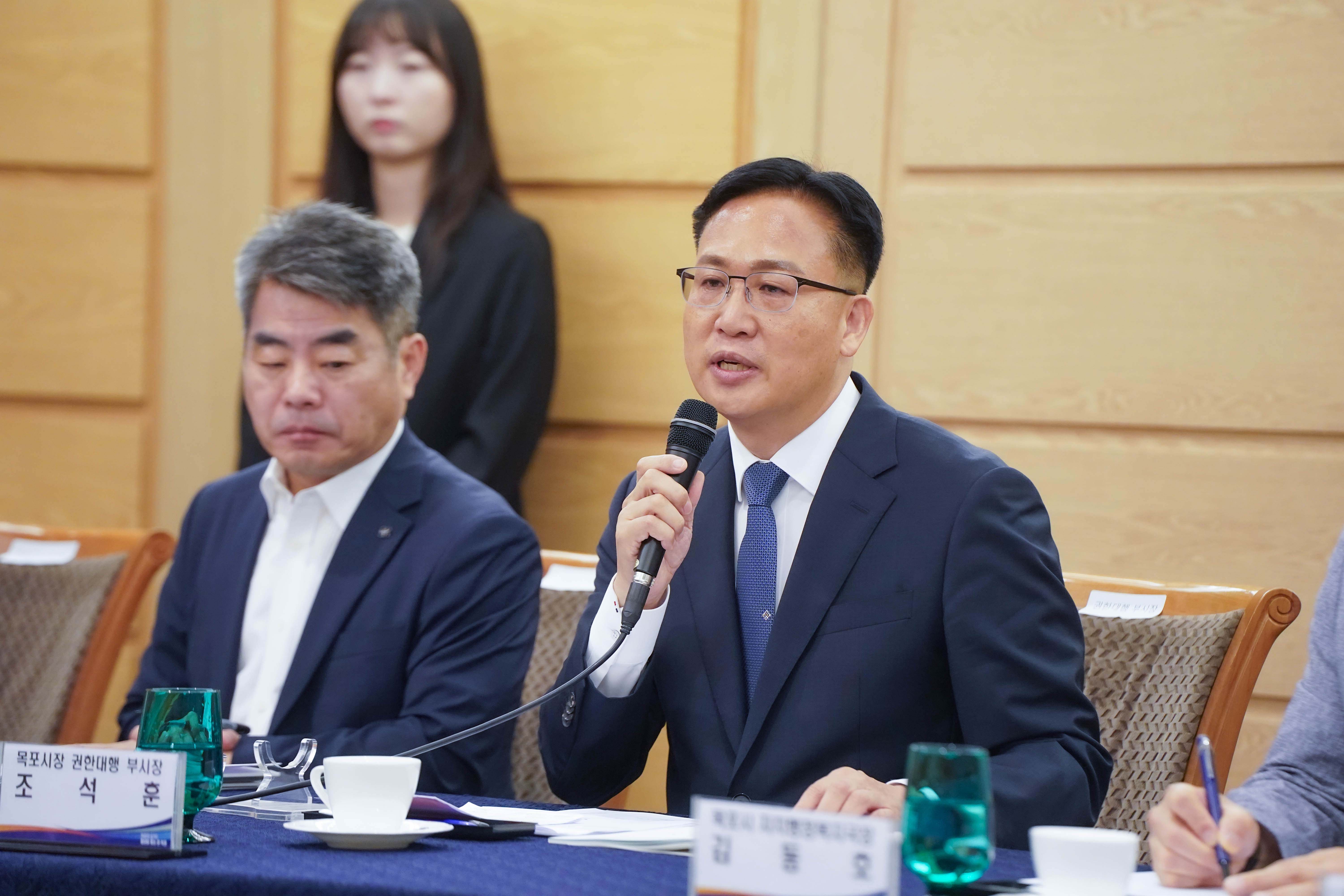 목포시 예산정책협의회에서 조석훈 목포시장 권한대행 부시장이 마이크를 잡고 발언하는 모습. 앞에는 '목포시장 권한대행 부시장 조석훈' 명패가 놓여 있습니다.