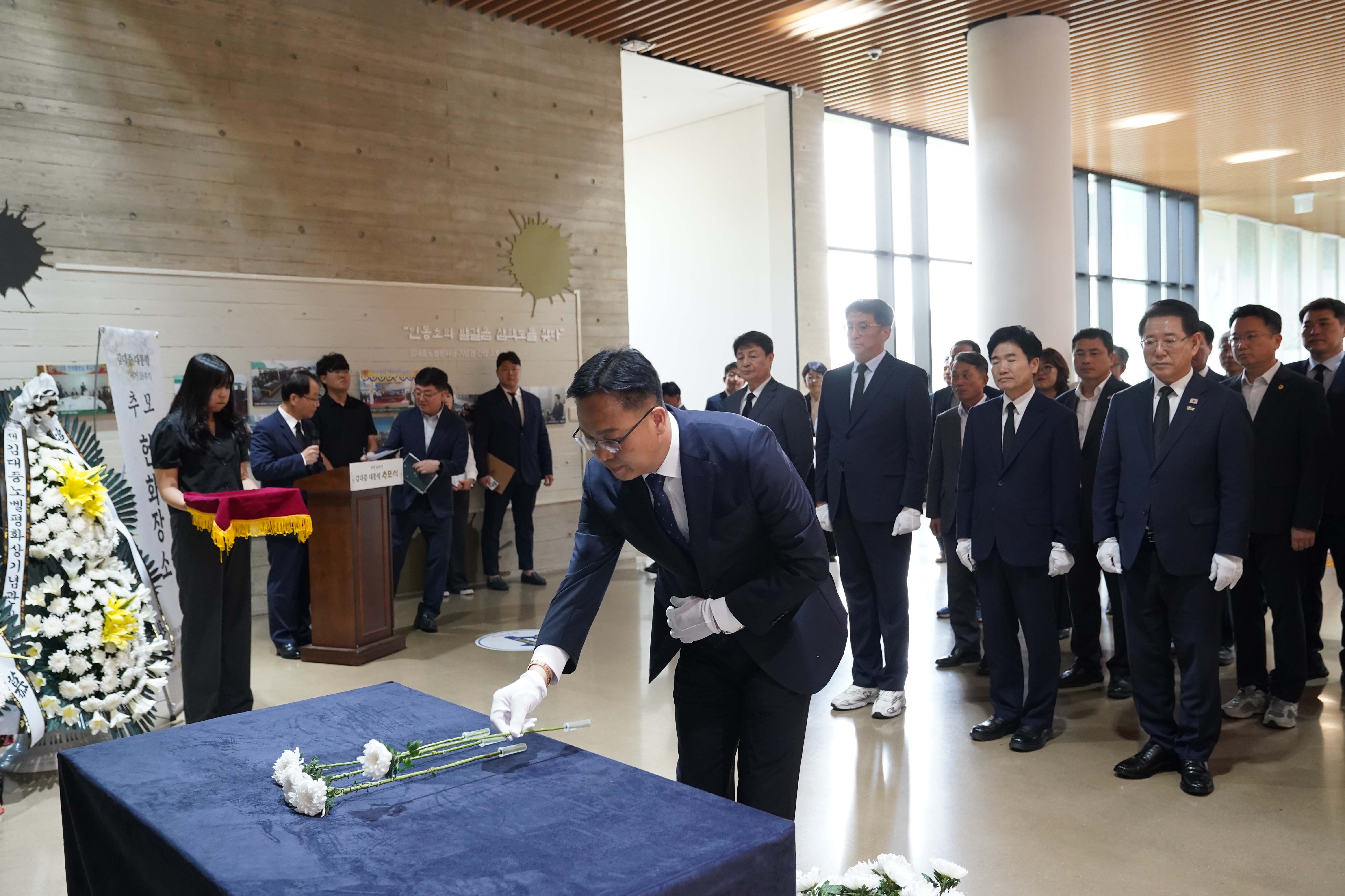 추모식 행사장 내 마련된 헌화대에 내빈이 국화꽃을 올리며 예를 표하는 모습.