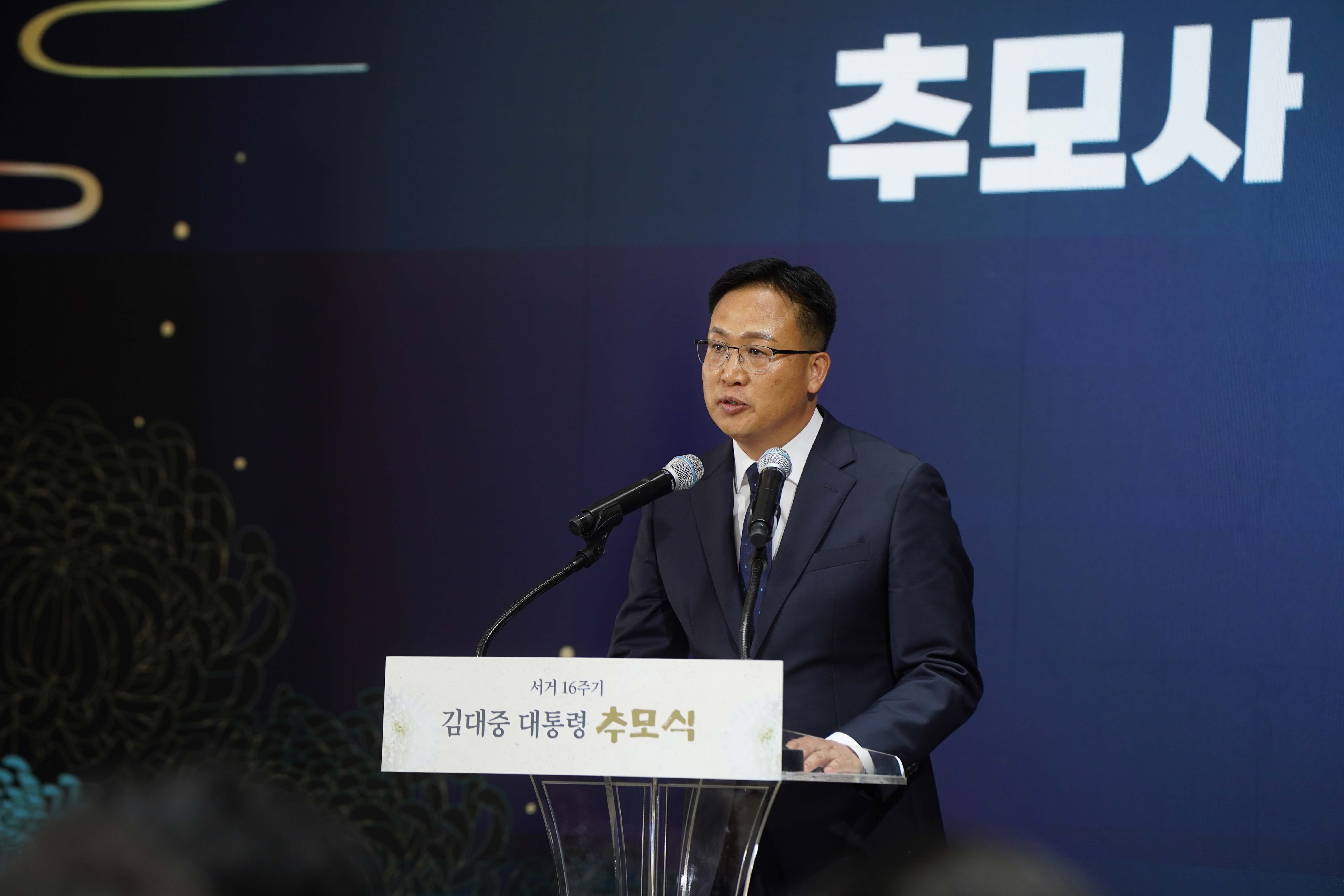추모식 단상에서 진지한 표정으로 추모사를 이어나가는 조석훈 목포시장 권한대행의 모습.
