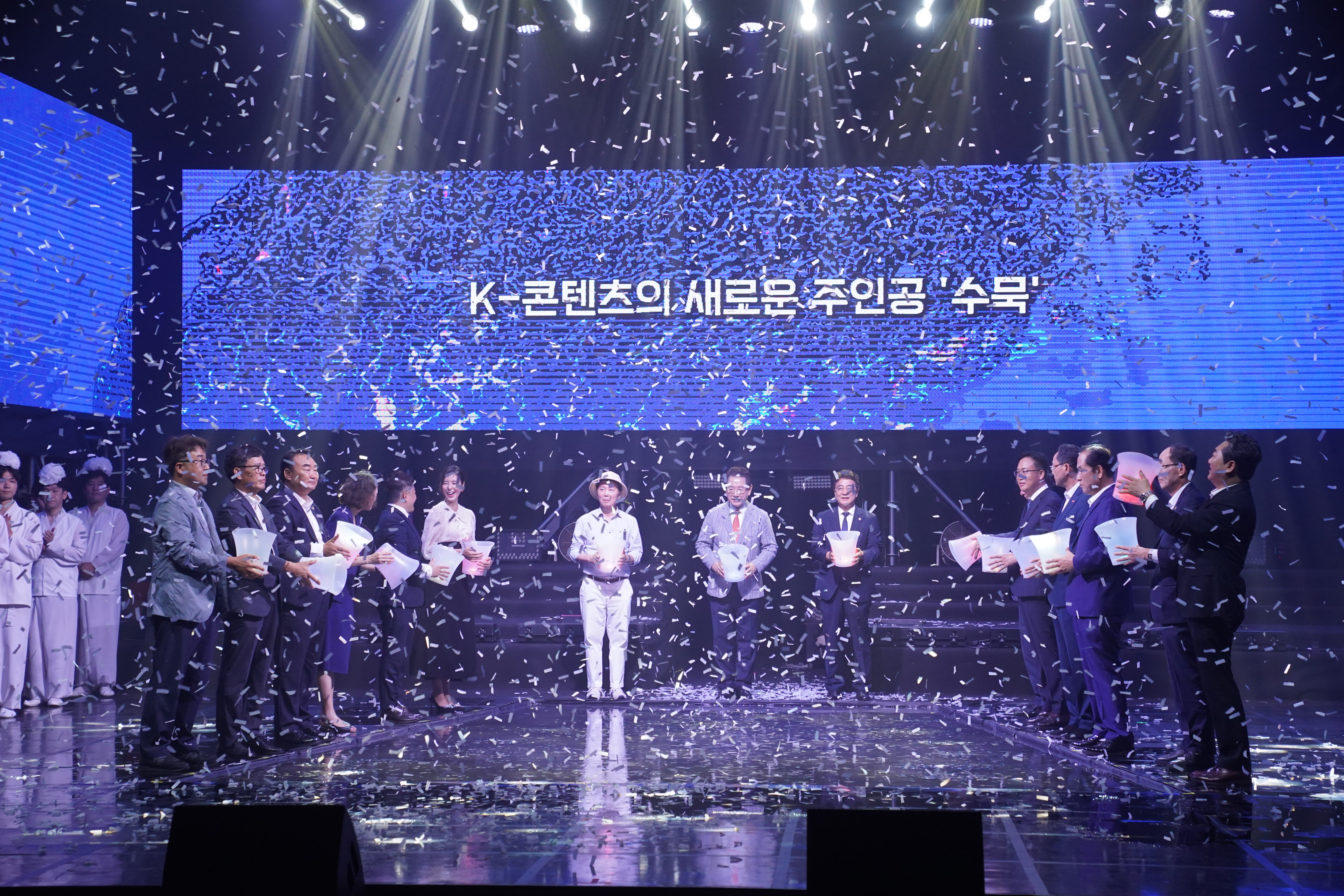 개막 선언과 함께 'K-콘텐츠의 새로운 주인공 수묵'이라는 문구가 스크린에 뜨고, 무대 위로 종이꽃가루가 흩날리며 화려하게 피날레를 장식하는 모습.