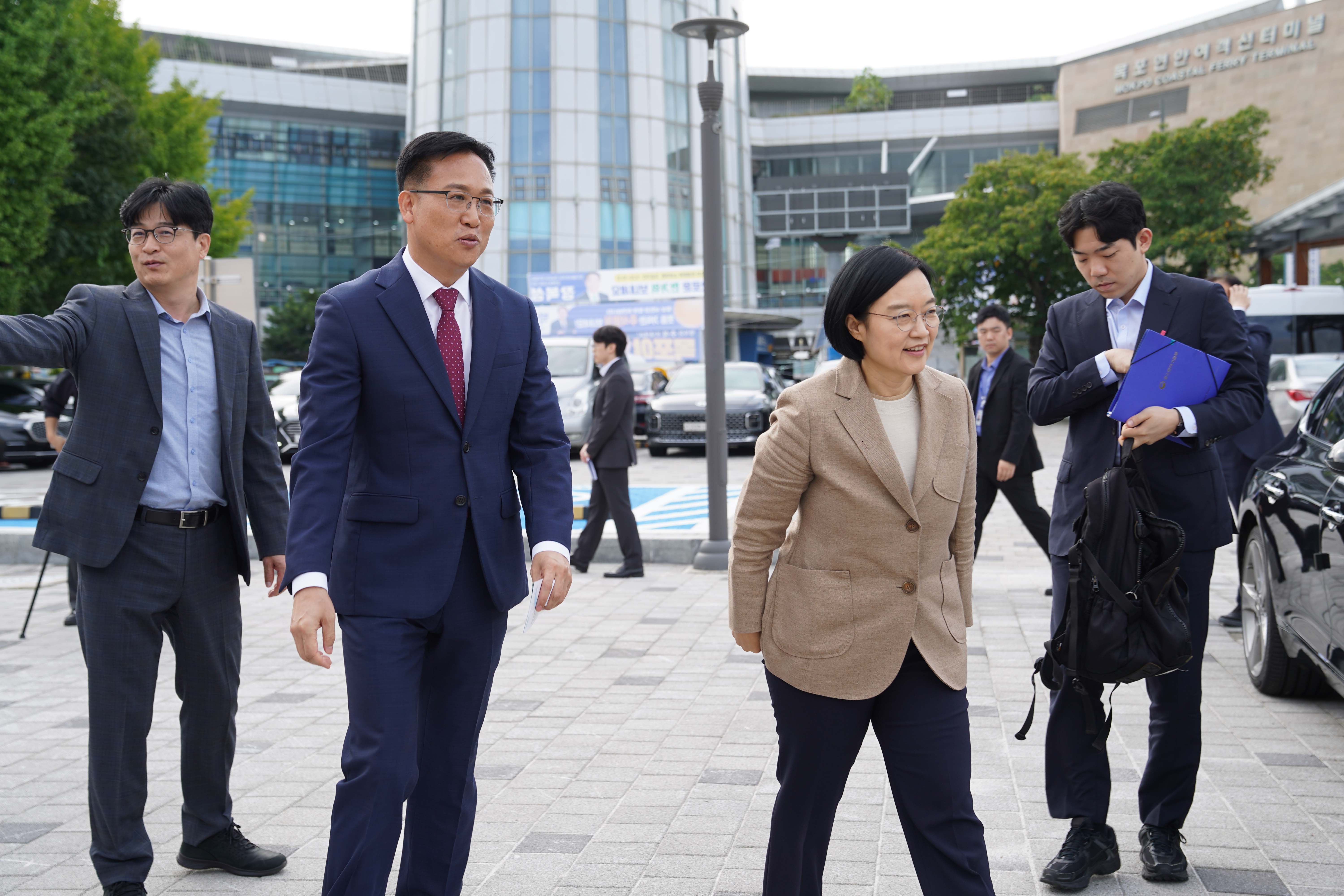 목포연안여객선터미널 앞에서 중소벤처기업부 한성숙 장관과 관계자들이 이동하고 있는 모습.