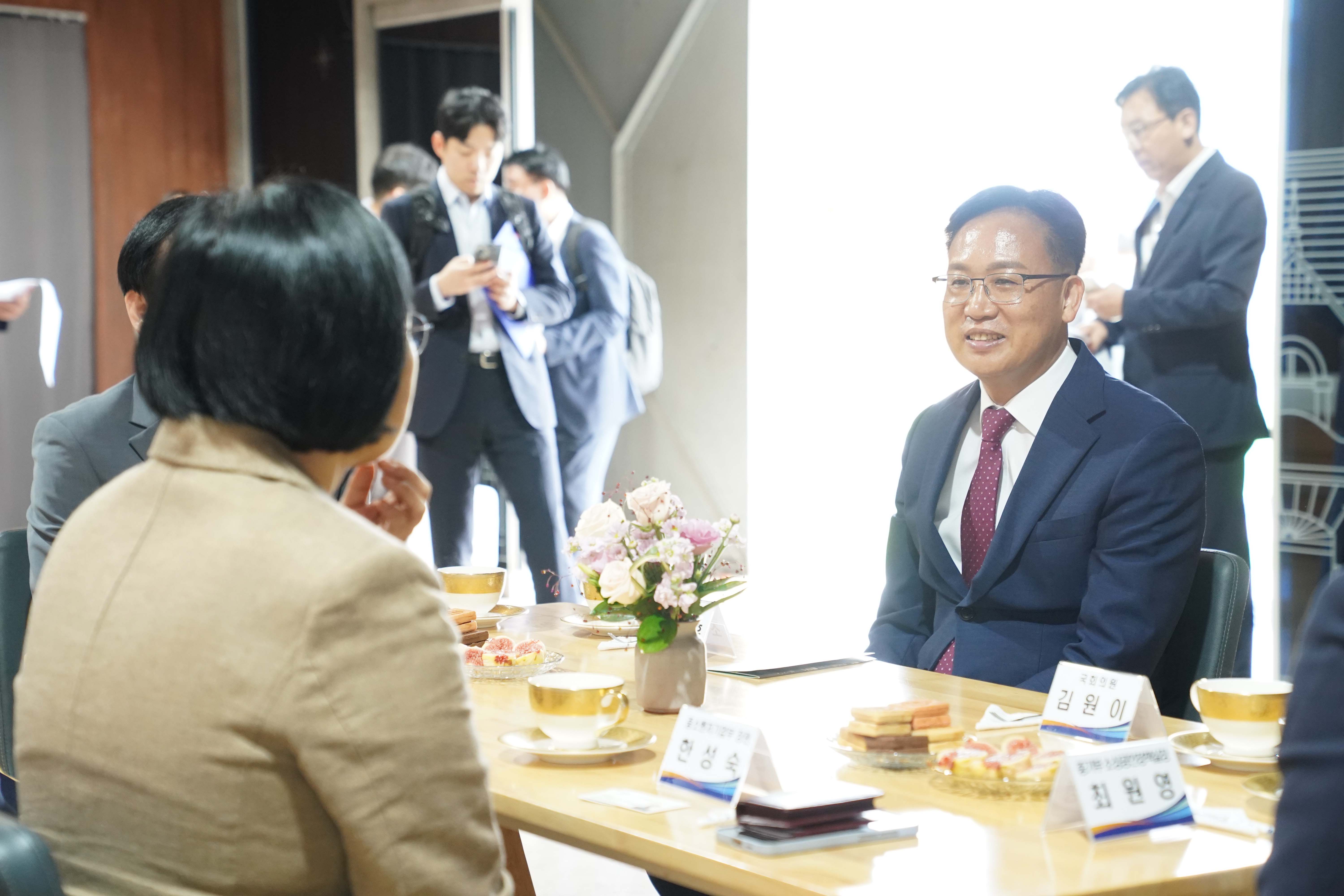 조석훈 목포 부시장이 한성숙 장관과 마주 앉아 밝은 표정으로 대화를 나누는 모습. 테이블 위 '중소벤처기업부 장관 한성숙', '국회의원 김원이' 명패가 보임.