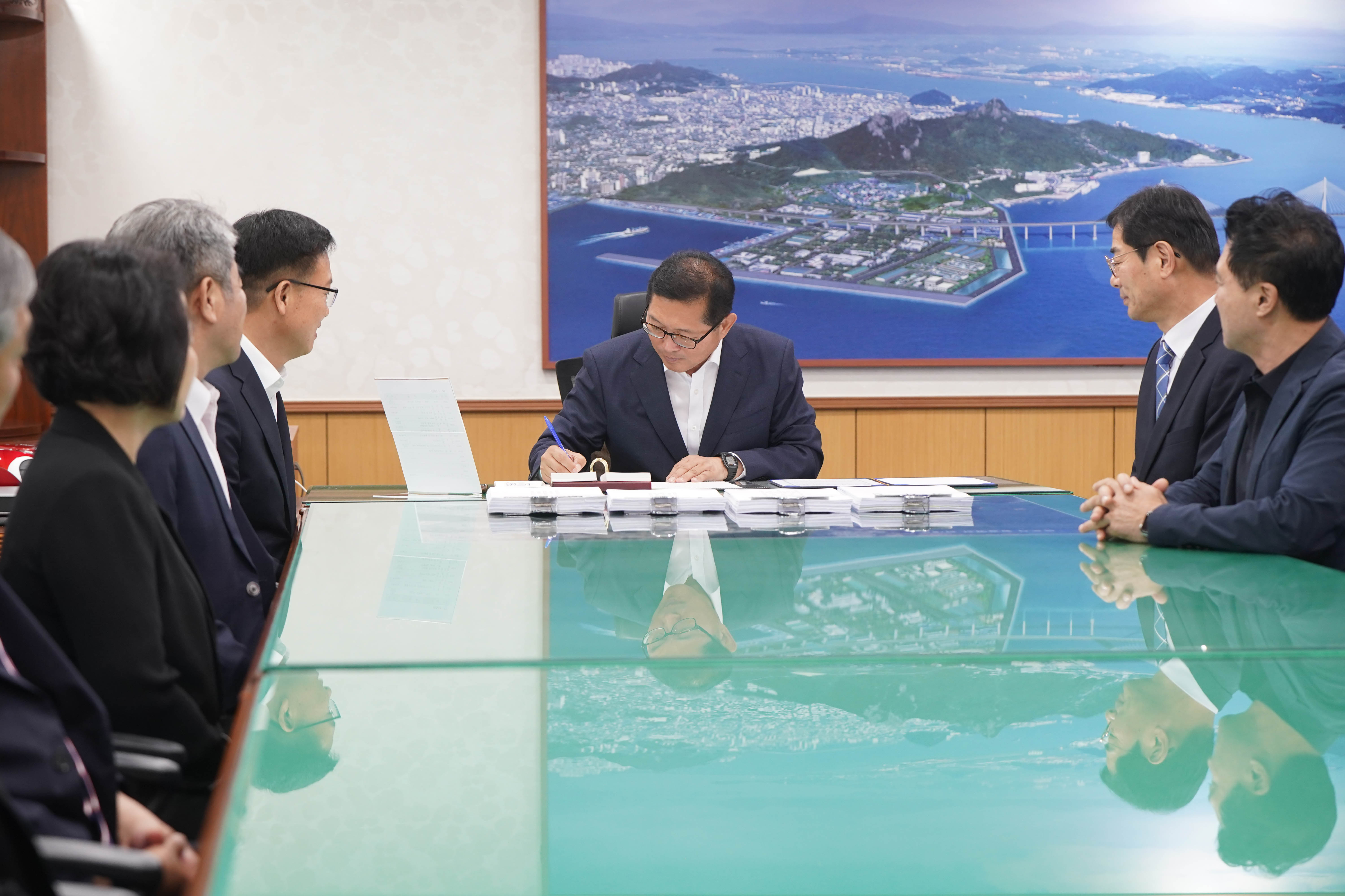 (07.01.시장실) 목포시장 사무인계 인수서 서명