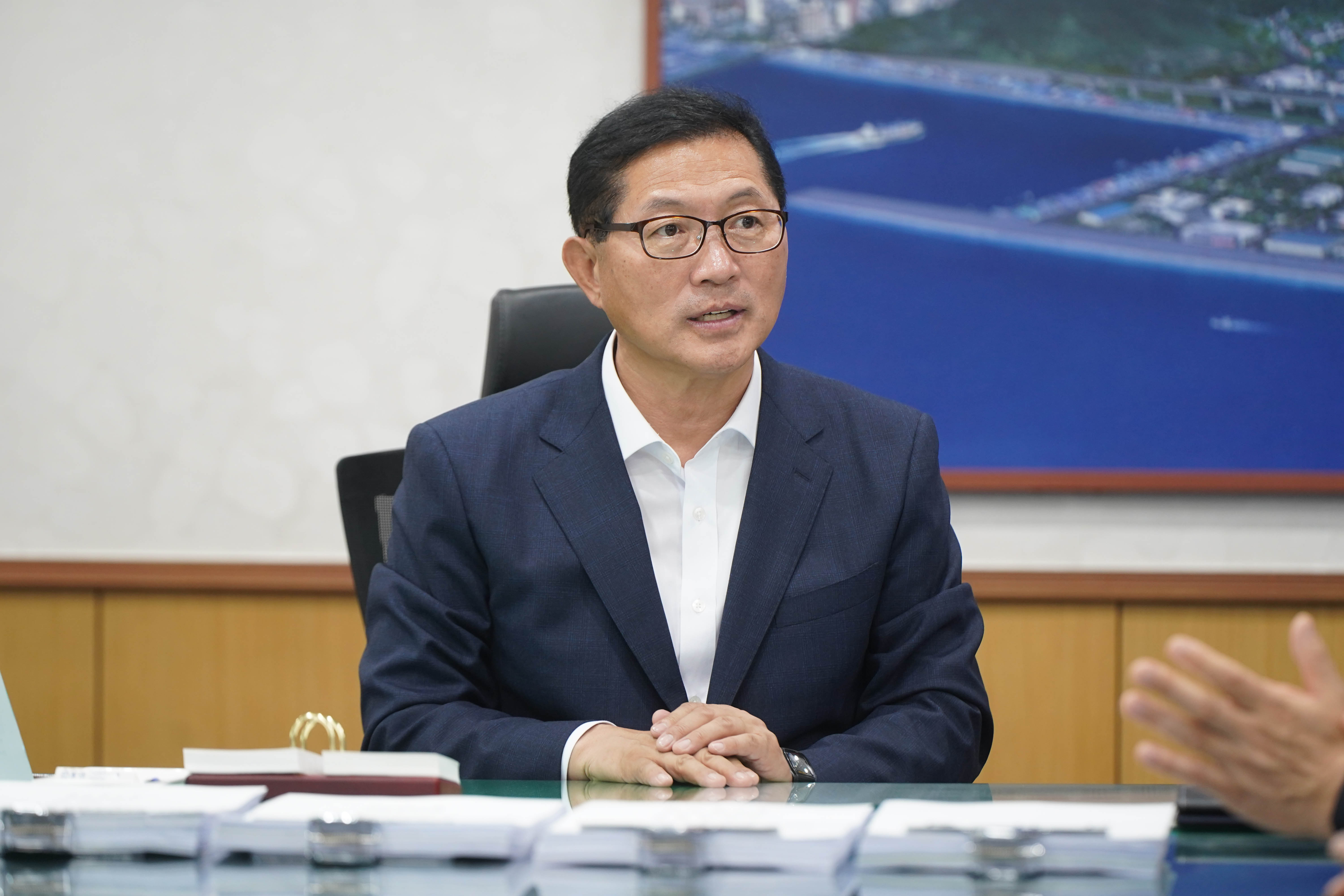 (07.01.시장실) 목포시장 사무인계 인수서 서명