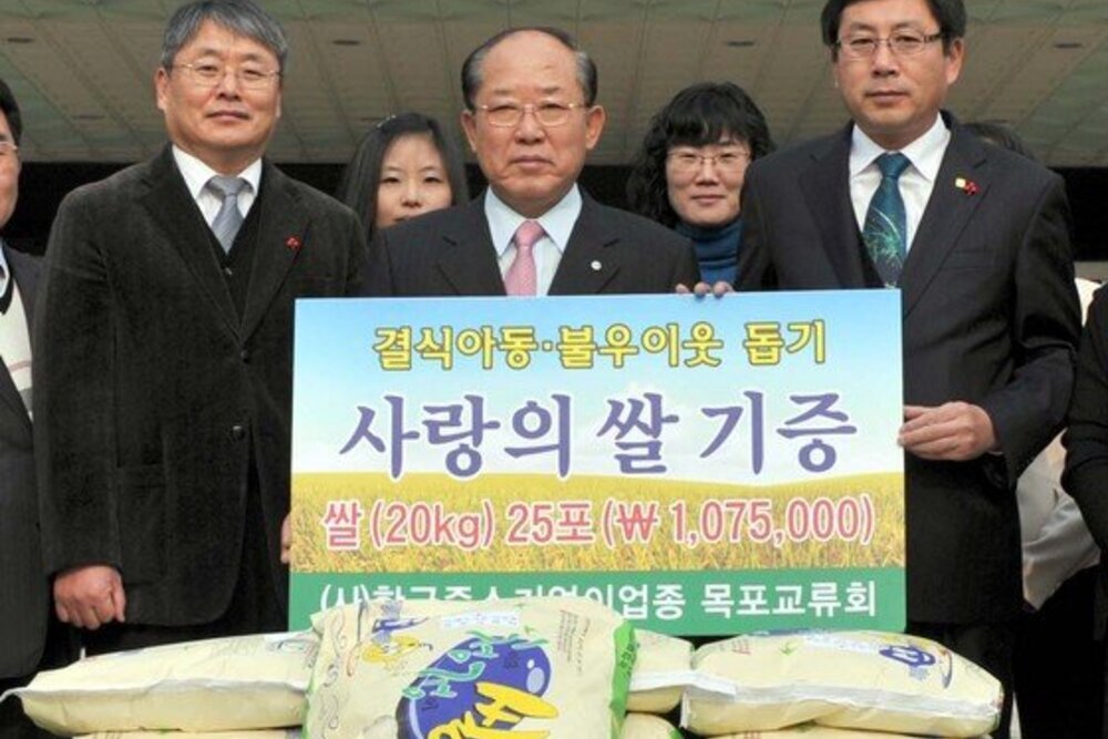 한국중소기업이업종목포교류회사랑의쌀전달01(2010.12.8.시청현관).jpg